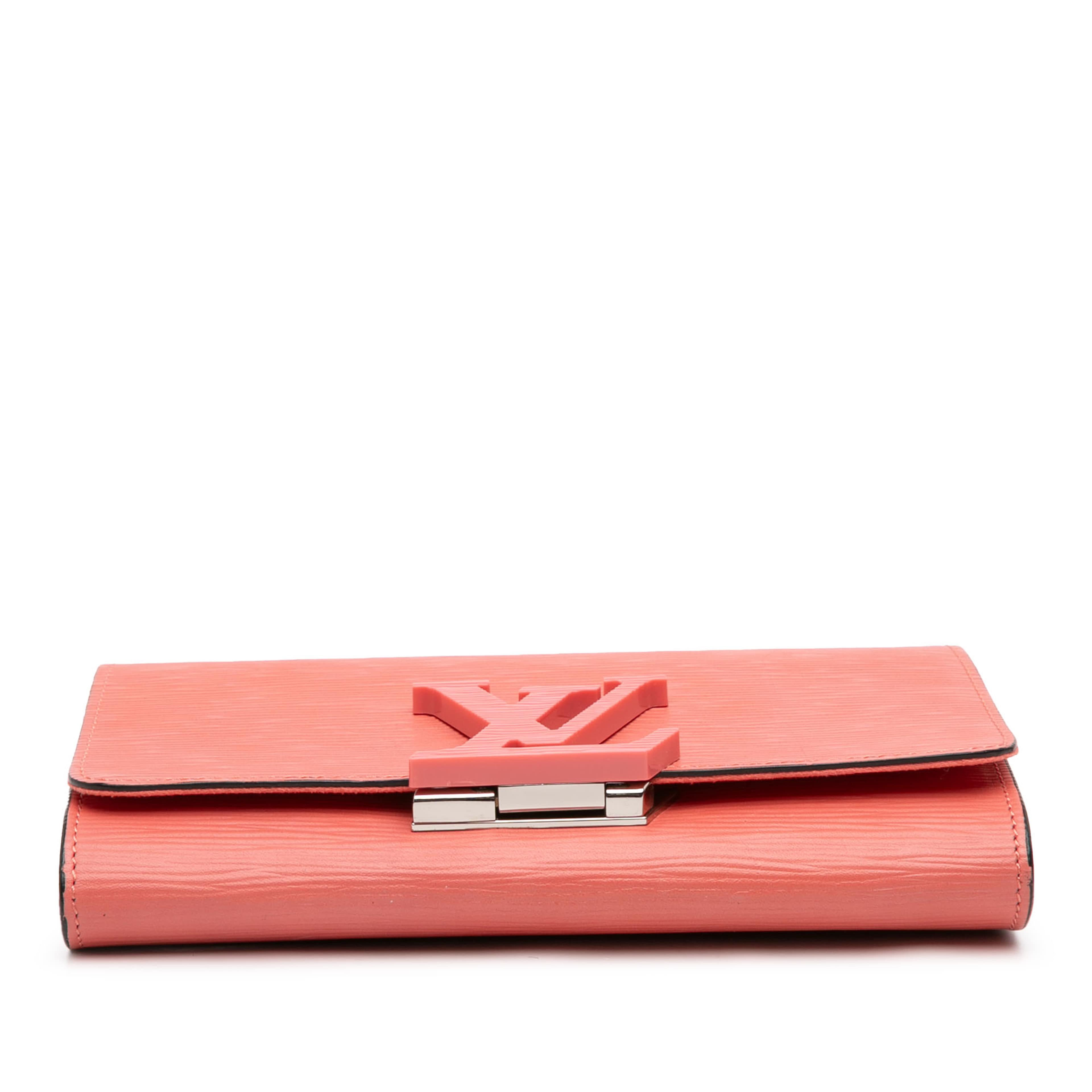 Louis Vuitton Epi Louise Pm, från Luxclusif, i färgen salmon. Klicka för att öppna bilden i stort format