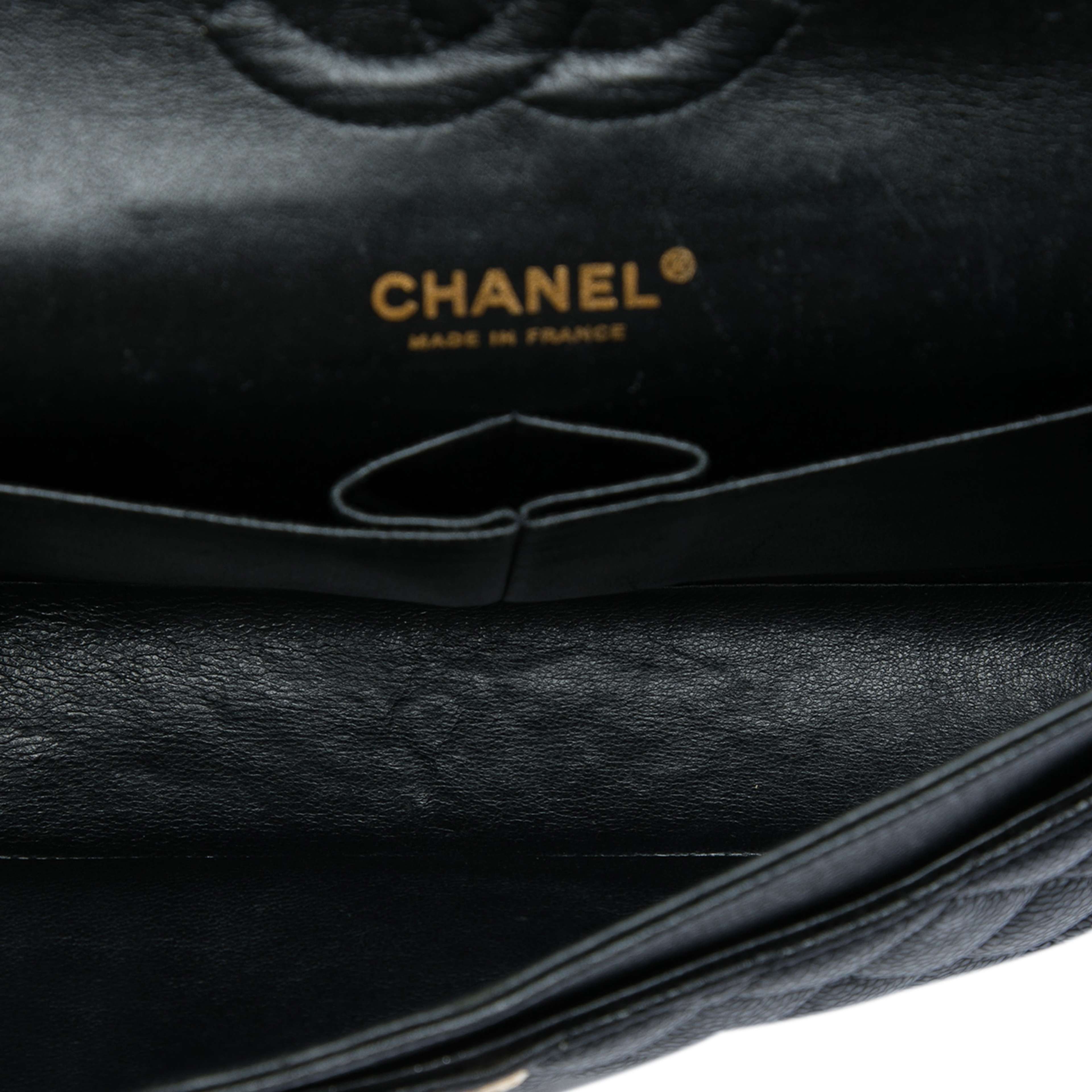 Chanel Medium Classic Caviar Double Flap, från Luxclusif, i färgen svart. Klicka för att öppna bilden i stort format
