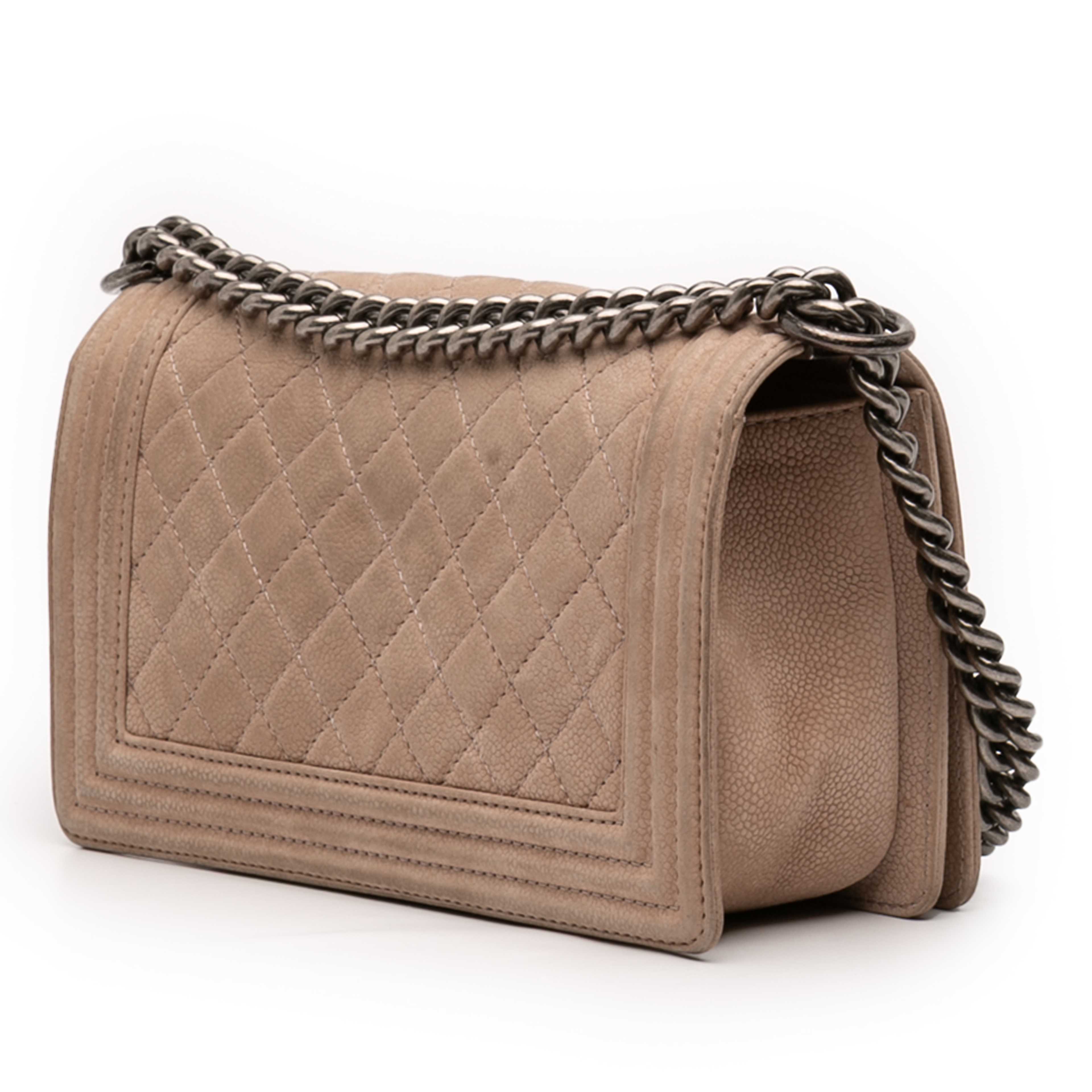 Chanel Old Medium Quilted Caviar Boy Flap, från Luxclusif, i färgen nude. Klicka för att öppna bilden i stort format