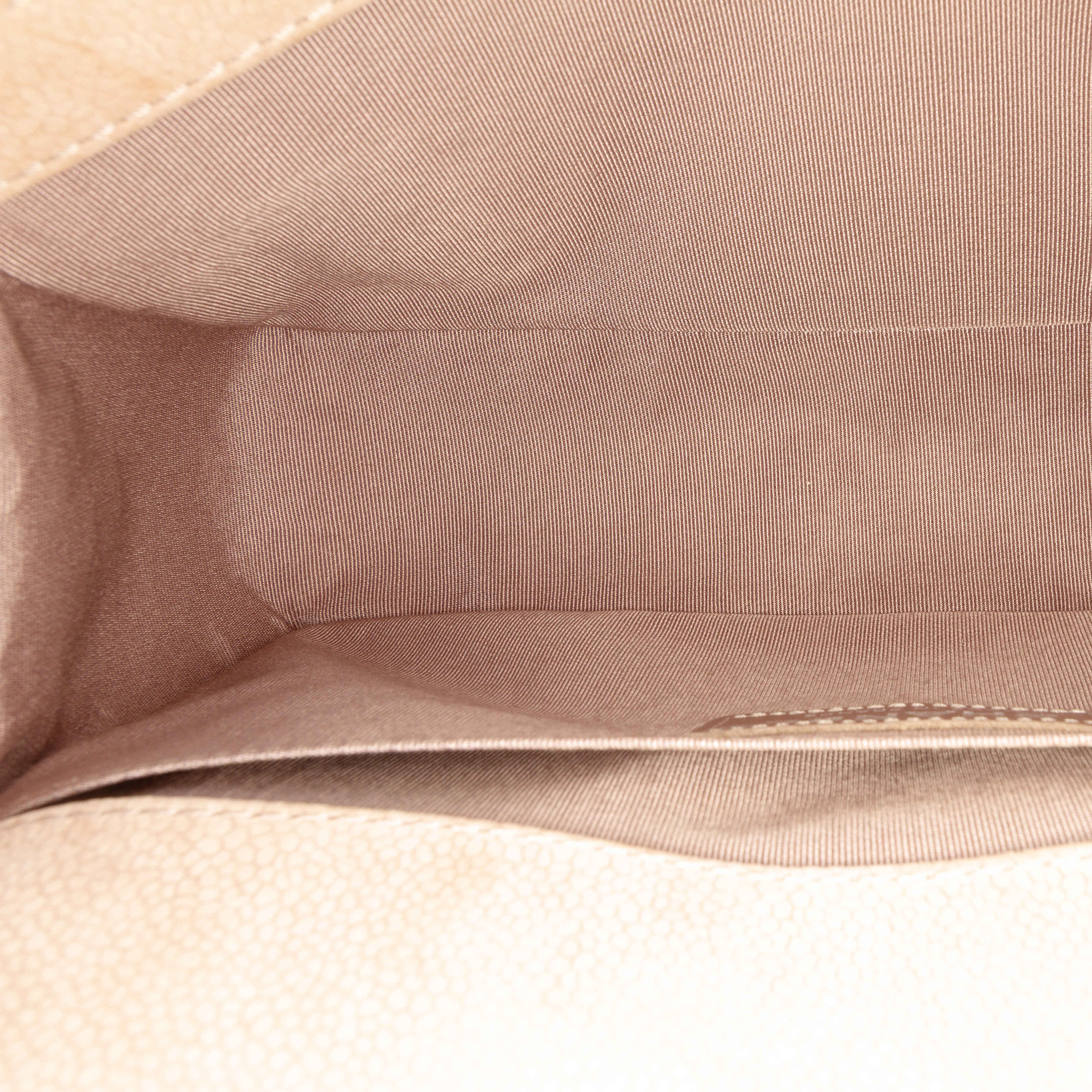 Chanel Old Medium Quilted Caviar Boy Flap, från Luxclusif, i färgen nude. Klicka för att öppna bilden i stort format