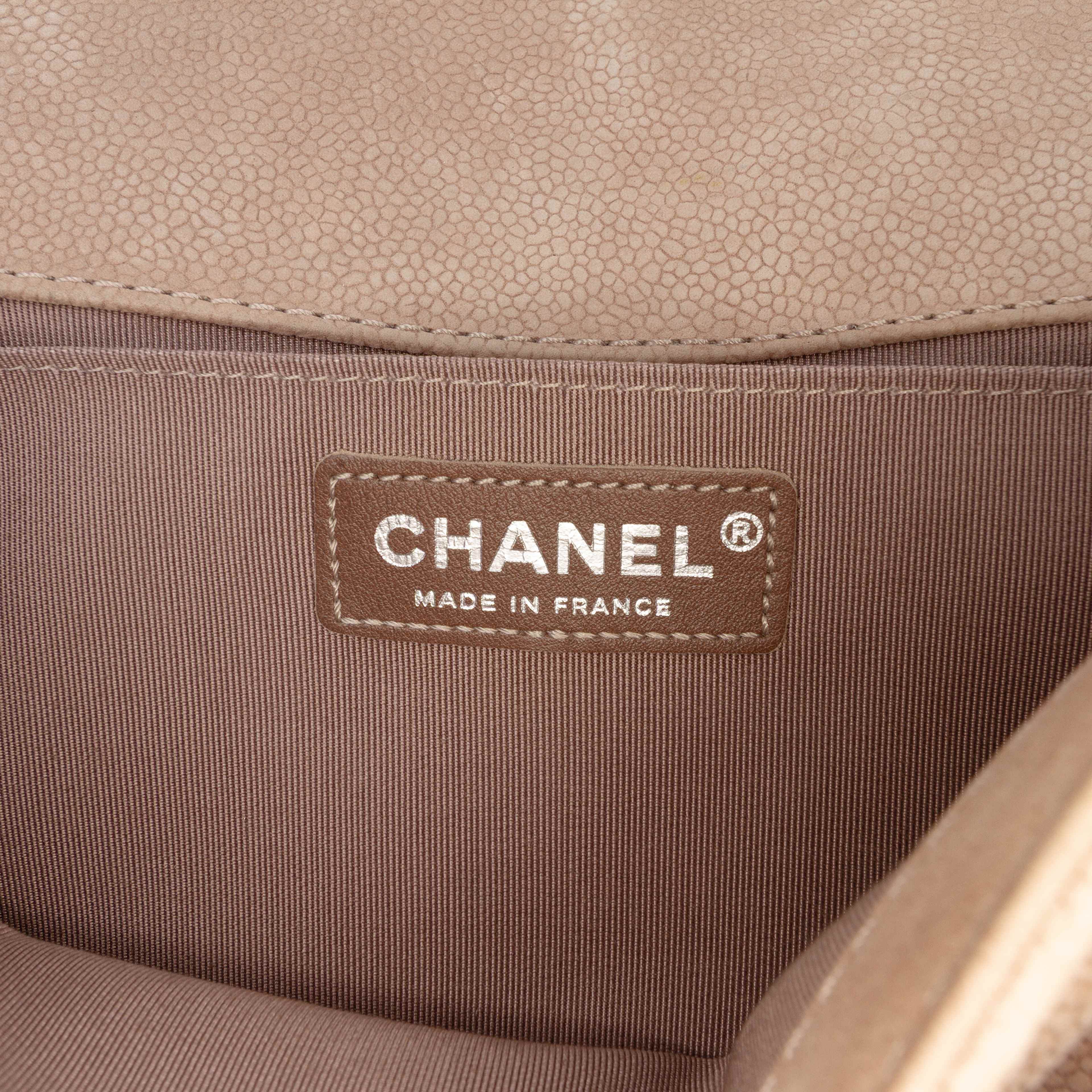 Chanel Old Medium Quilted Caviar Boy Flap, från Luxclusif, i färgen nude. Klicka för att öppna bilden i stort format
