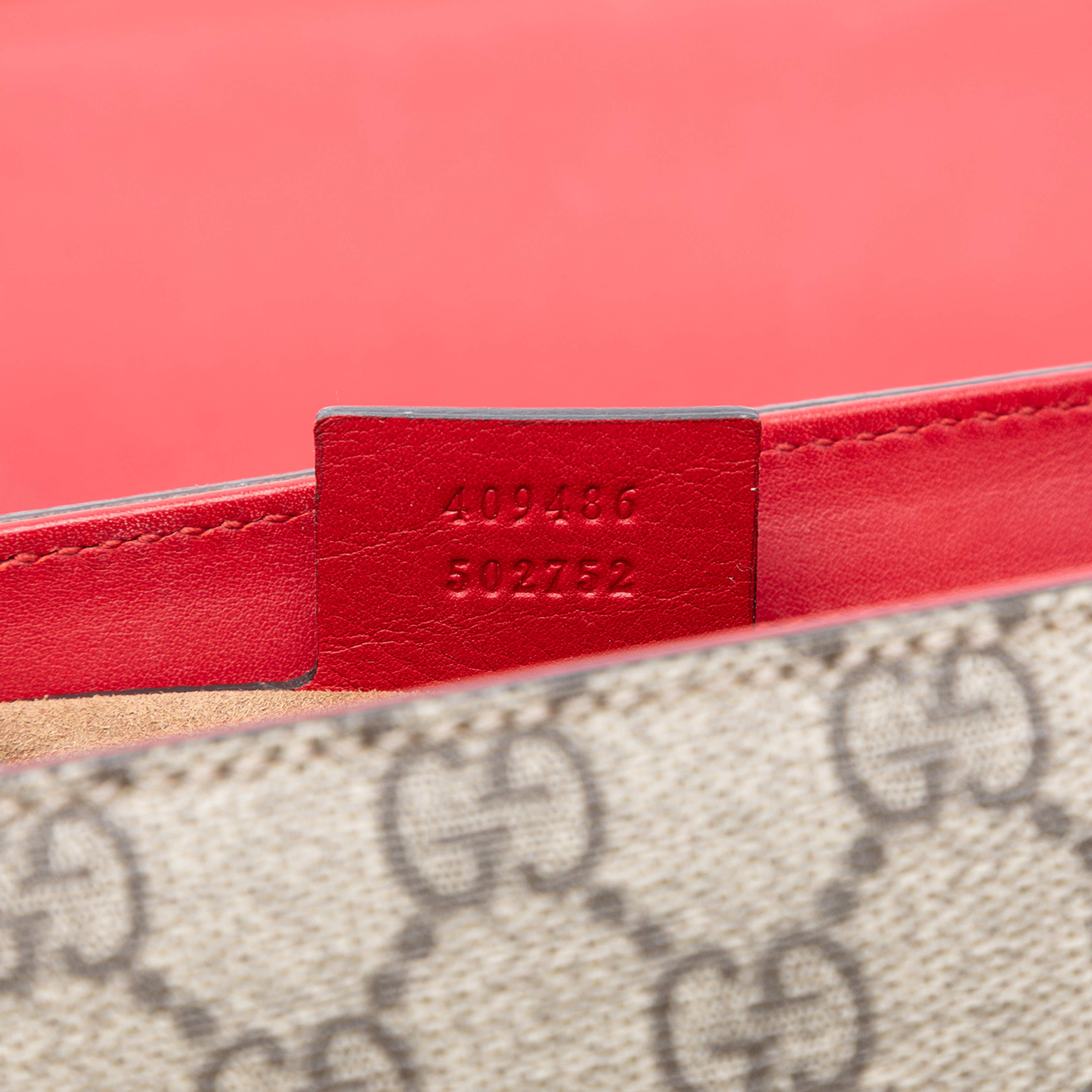 Gucci Medium Gg Supreme Padlock Shoulder Bag, från Luxclusif, i färgen beige. Klicka för att öppna bilden i stort format