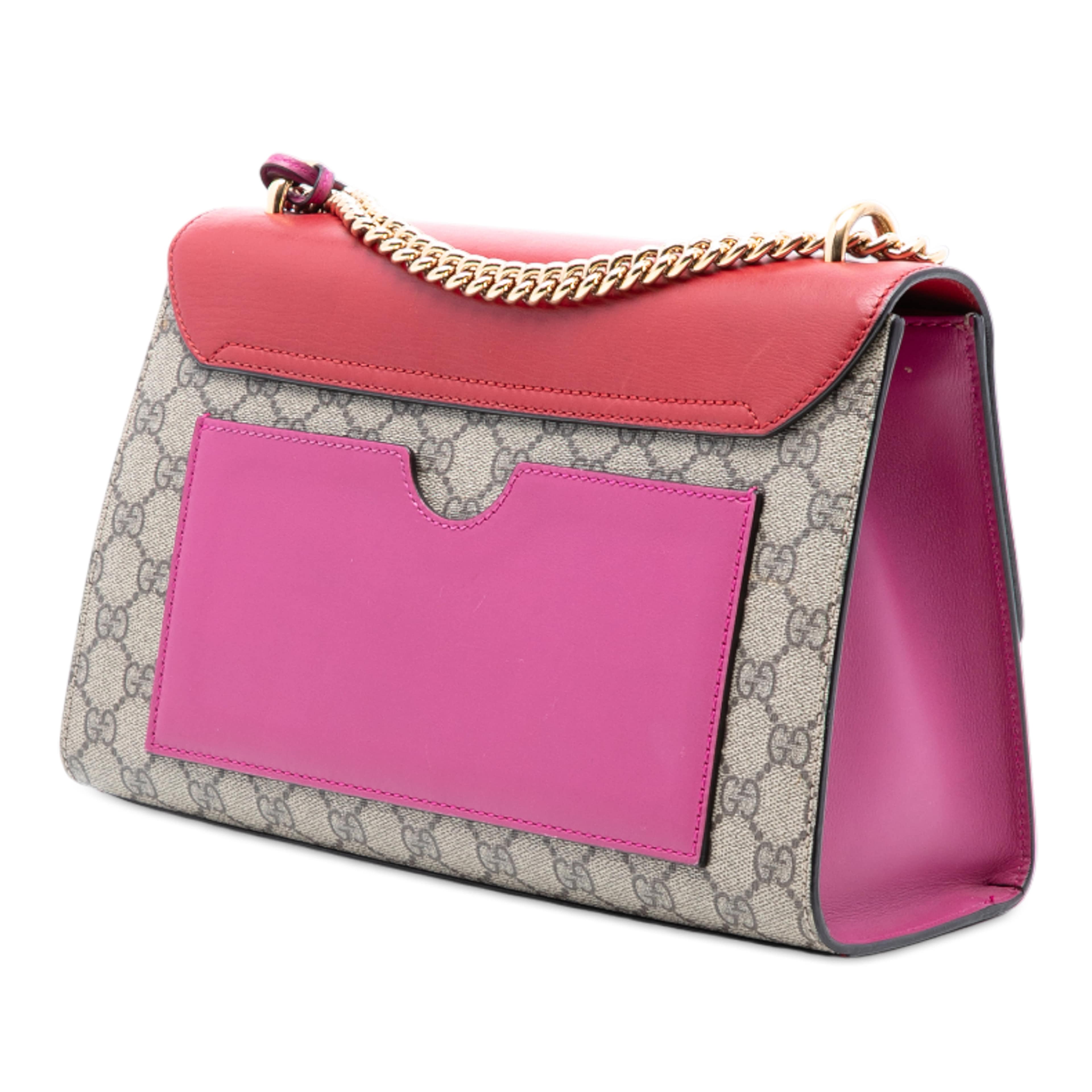 Gucci Medium Gg Supreme Padlock Shoulder Bag, från Luxclusif, i färgen beige. Klicka för att öppna bilden i stort format