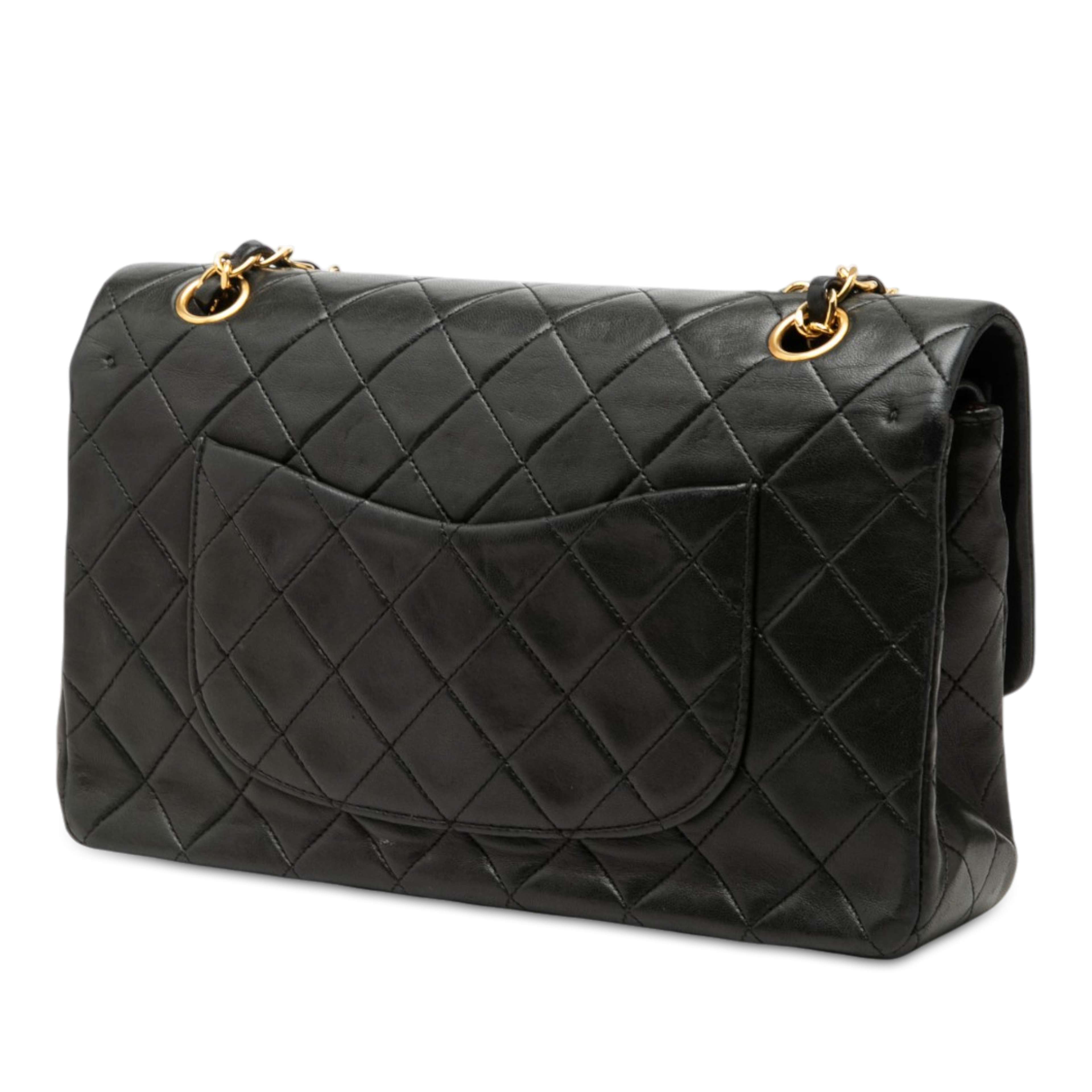 Chanel Medium Classic Lambskin Double Flap, från Luxclusif, i färgen svart. Klicka för att öppna bilden i stort format