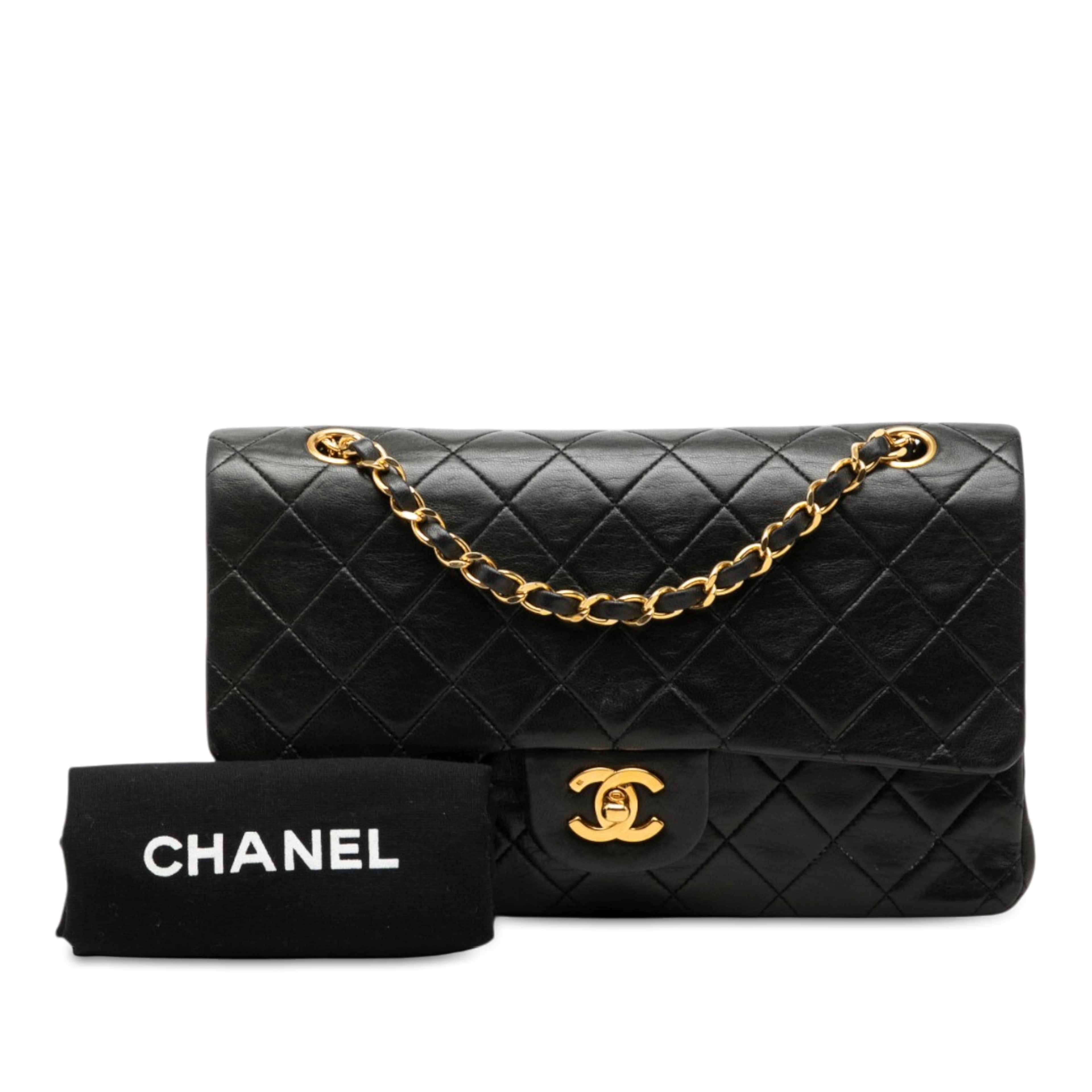 Chanel Medium Classic Lambskin Double Flap, från Luxclusif, i färgen svart. Klicka för att öppna bilden i stort format