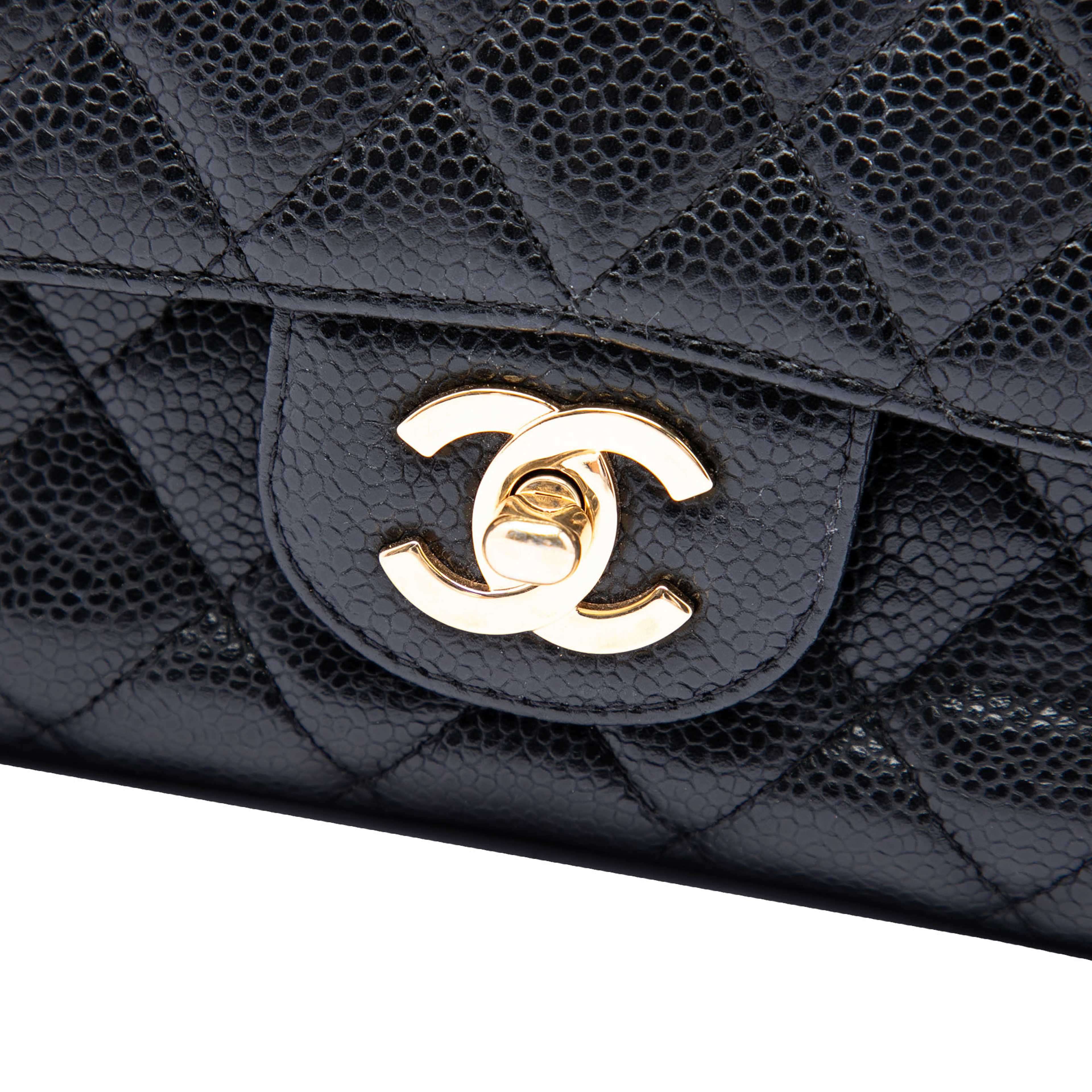 Chanel Medium Classic Caviar Double Flap, från Luxclusif, i färgen svart. Klicka för att öppna bilden i stort format