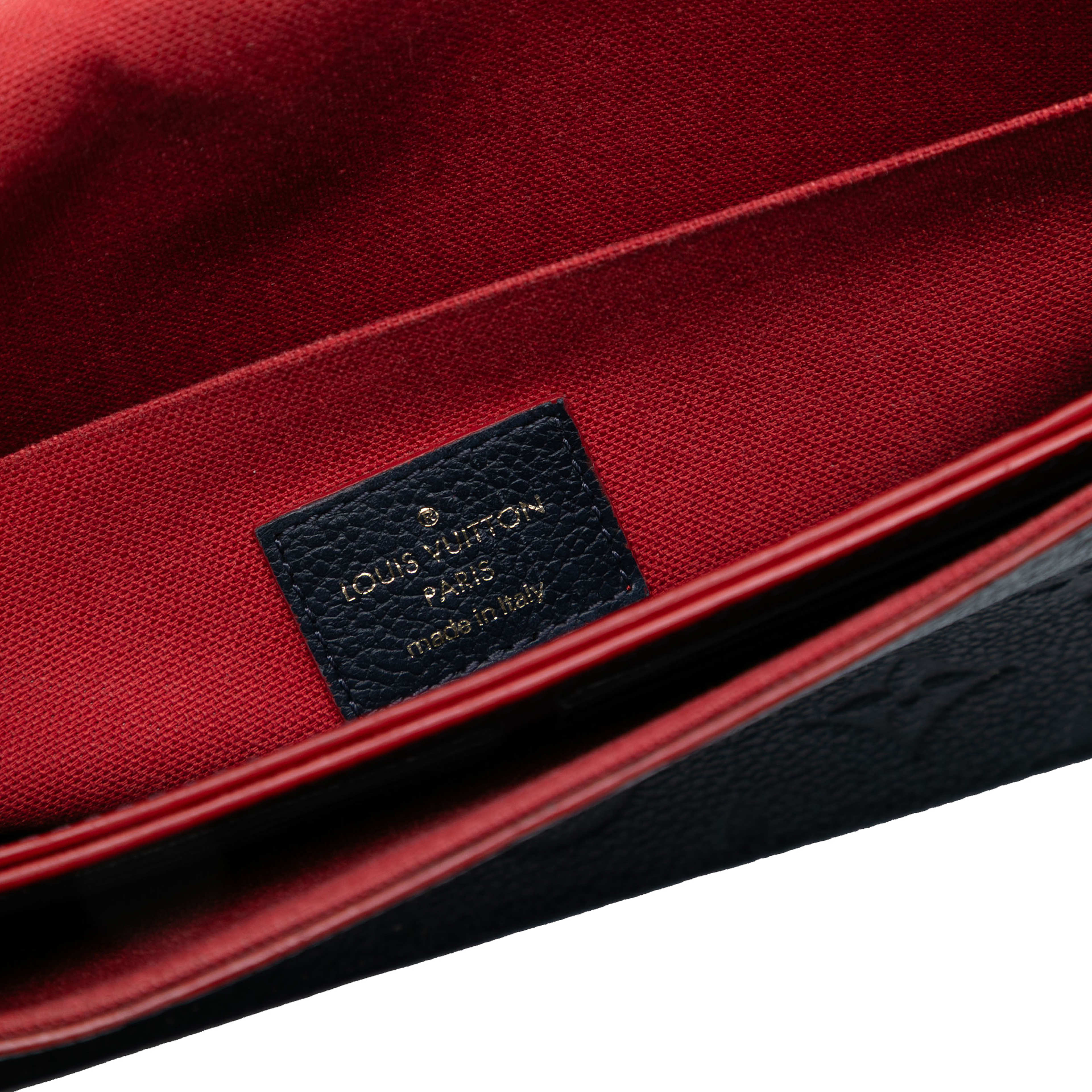 Louis Vuitton Monogram Empreinte Pochette Felicie, från Luxclusif, i färgen navy. Klicka för att öppna bilden i stort format