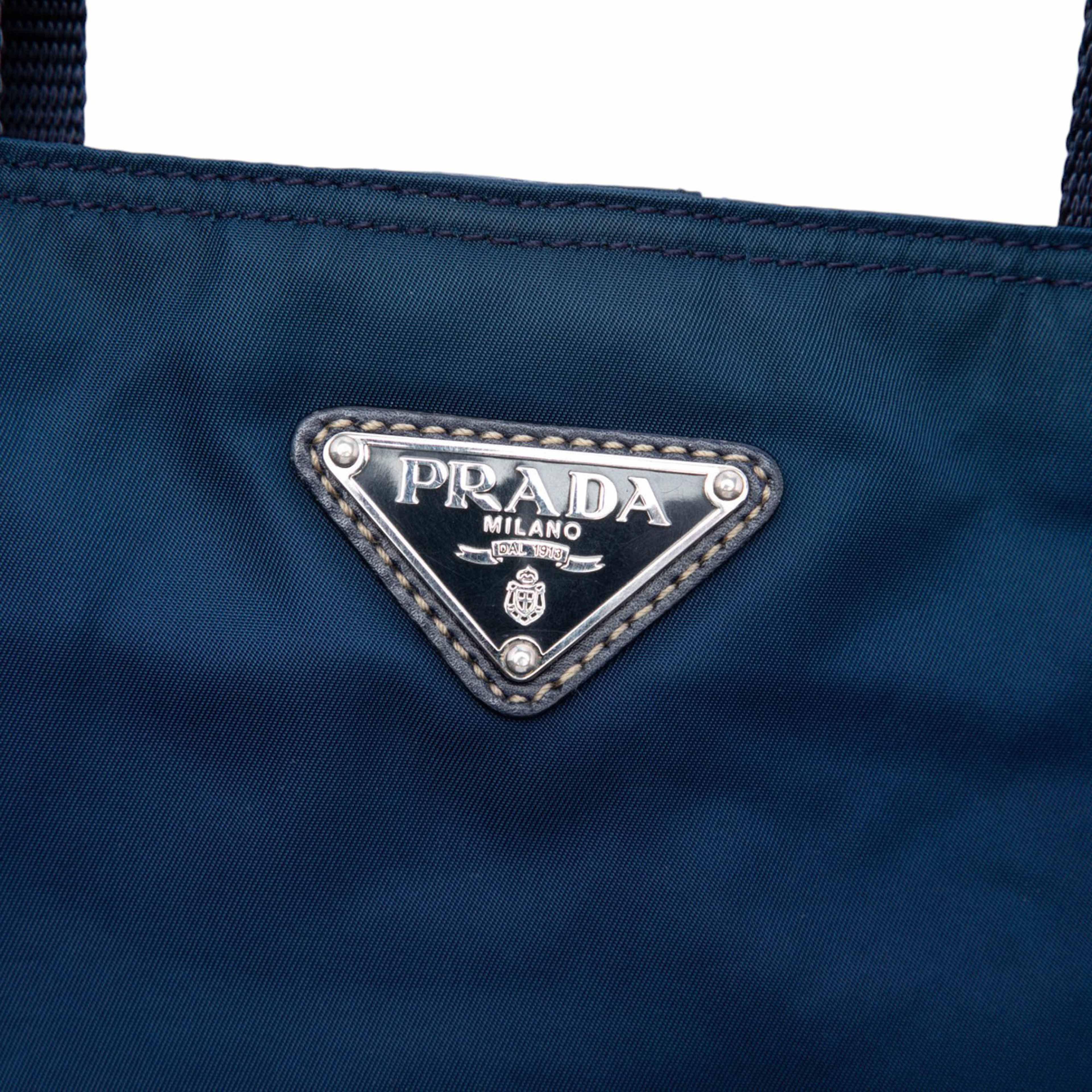 Prada Tessuto Satchel, från Luxclusif, i färgen blå. Klicka för att öppna bilden i stort format