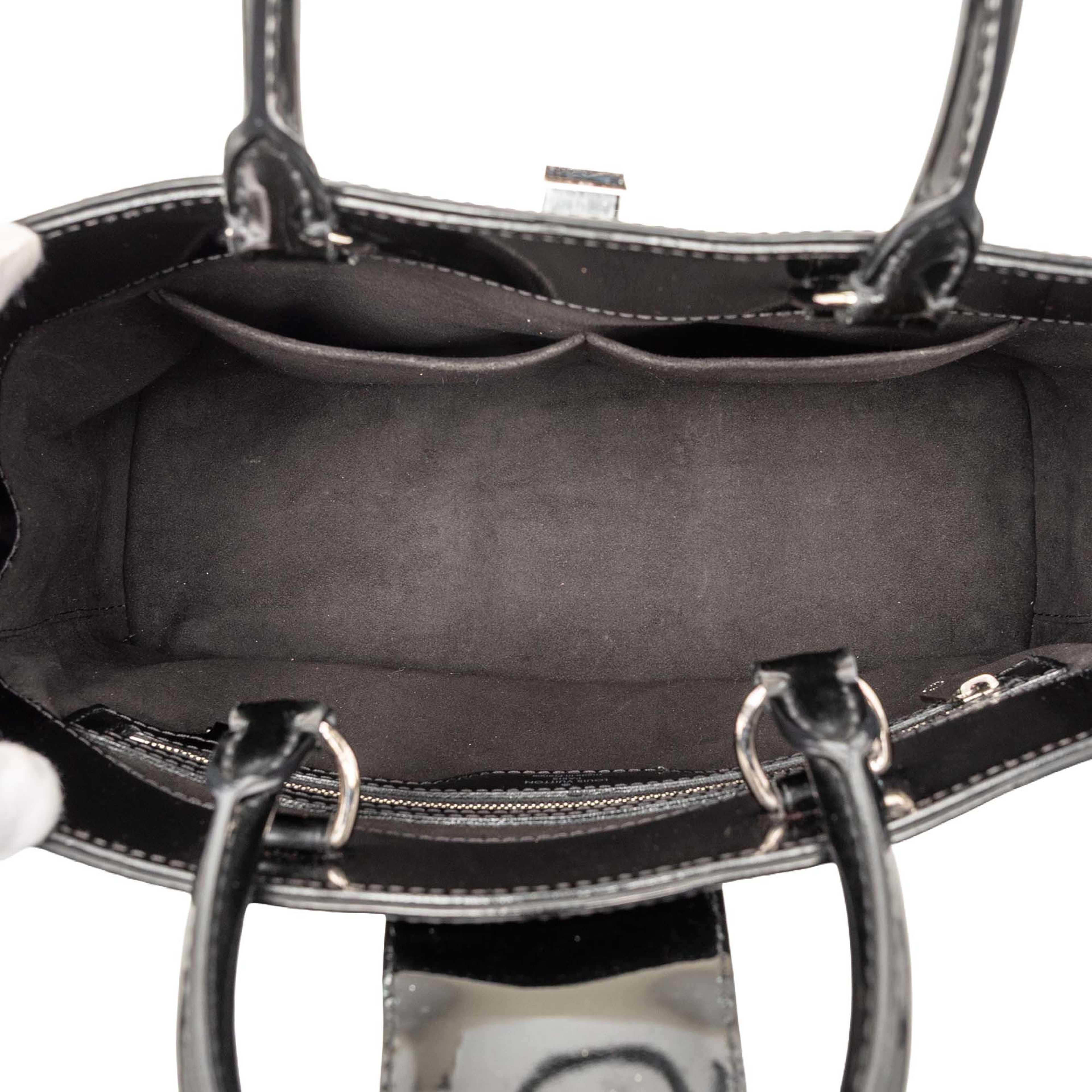 Louis Vuitton Electric Epi Mirabeau Pm, från Luxclusif, i färgen black. Klicka för att öppna bilden i stort format