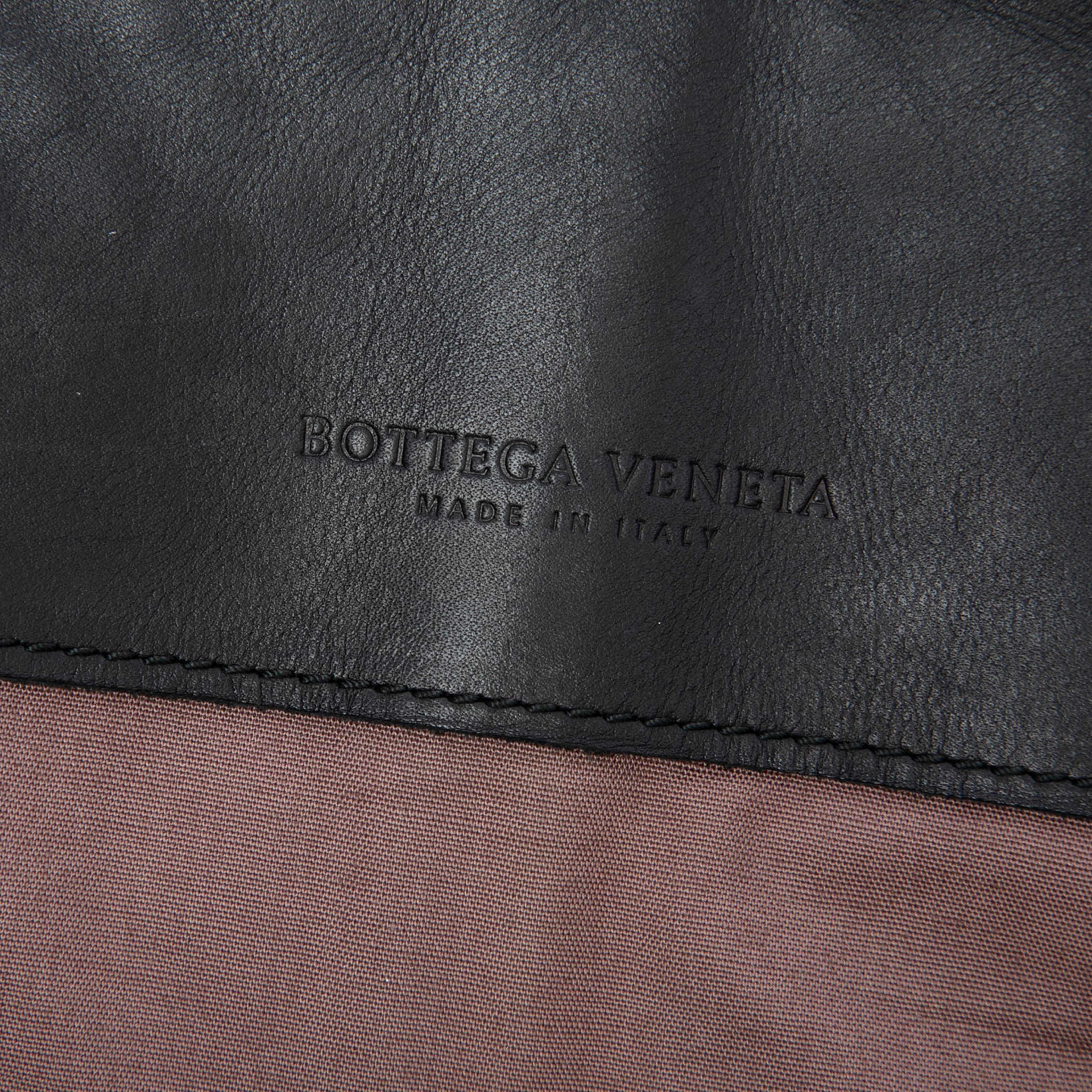 Bottega Veneta Nappa Intrecciato Travel Bag, från Luxclusif, i färgen brun. Klicka för att öppna bilden i stort format