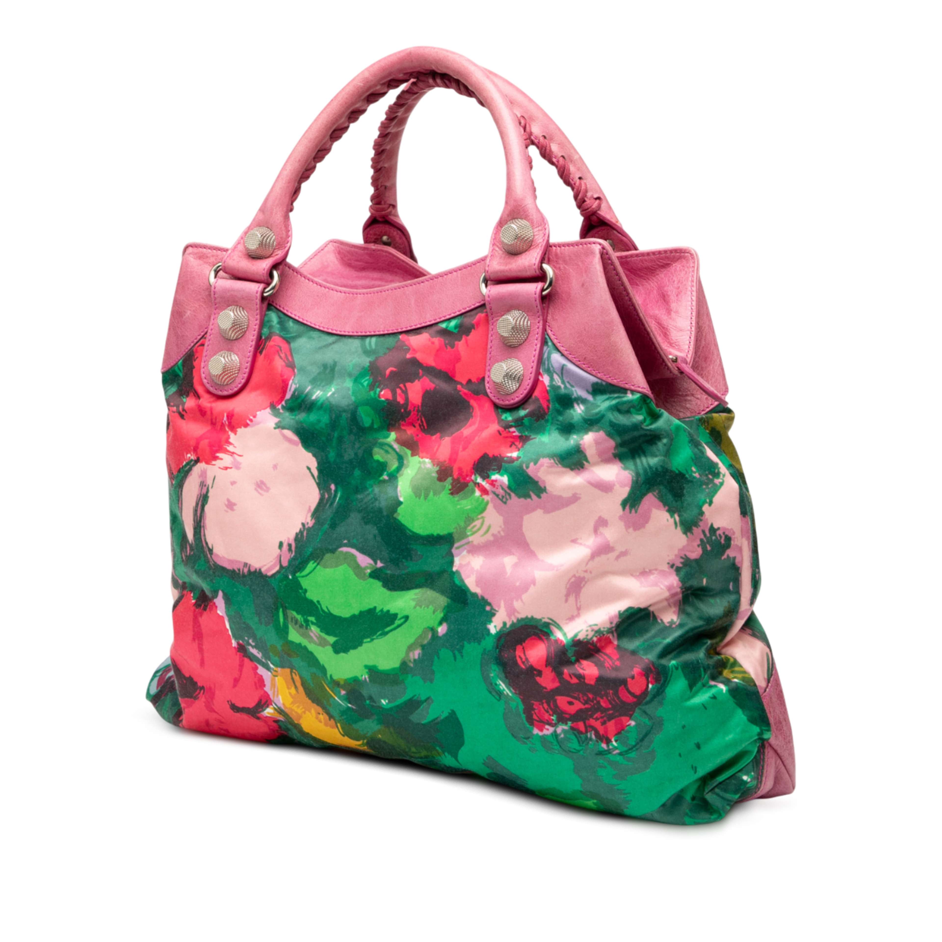 Balenciaga Lambskin And Satin Floral Print Motocross Giant 21 Brief Satchel, från Luxclusif, i färgen rosa. Klicka för att öppna bilden i stort format