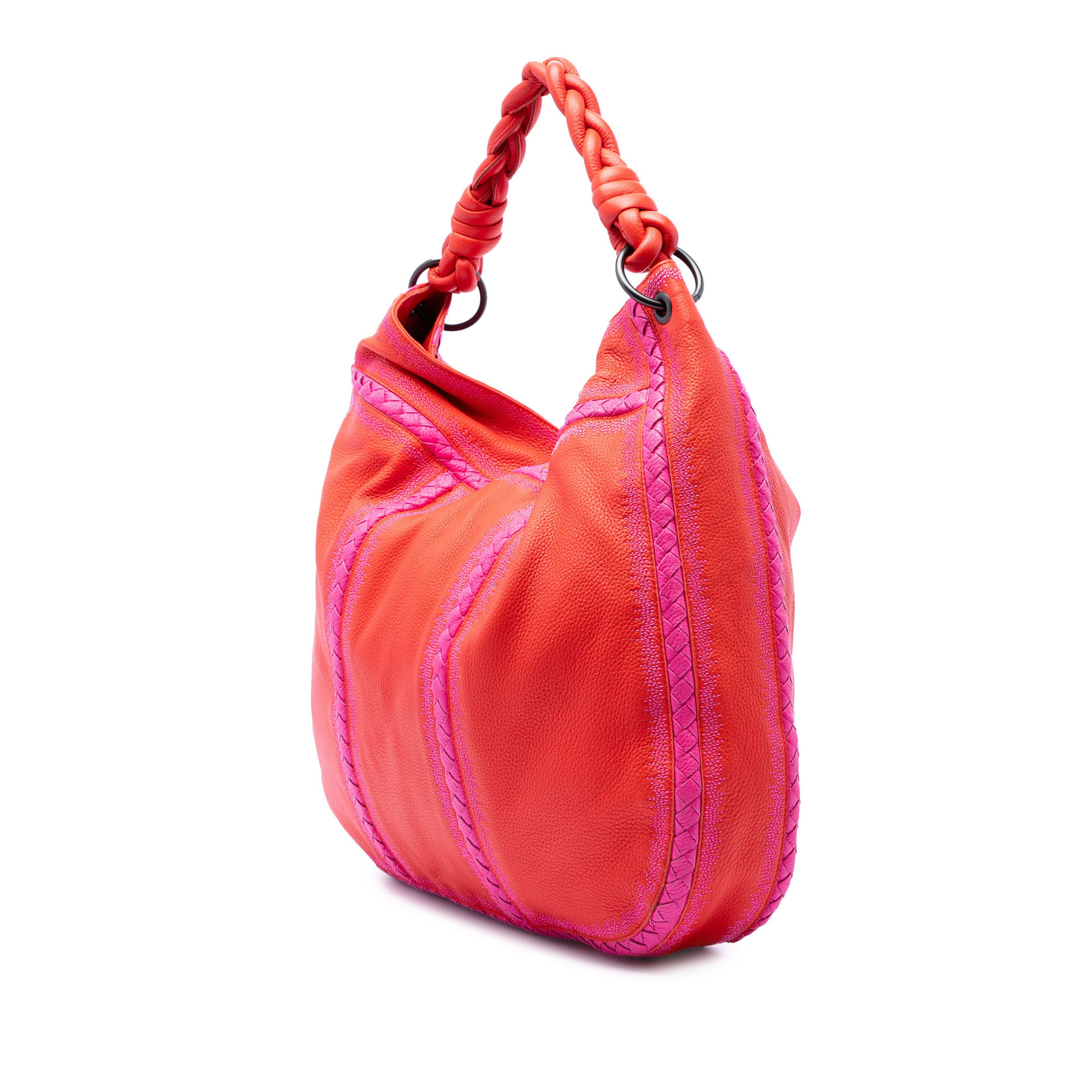 Bottega Veneta Intrecciato Trimmed Washed Cervo Deerskin Shoulder Bag, från Luxclusif, i färgen red orange. Klicka för att öppna bilden i stort format