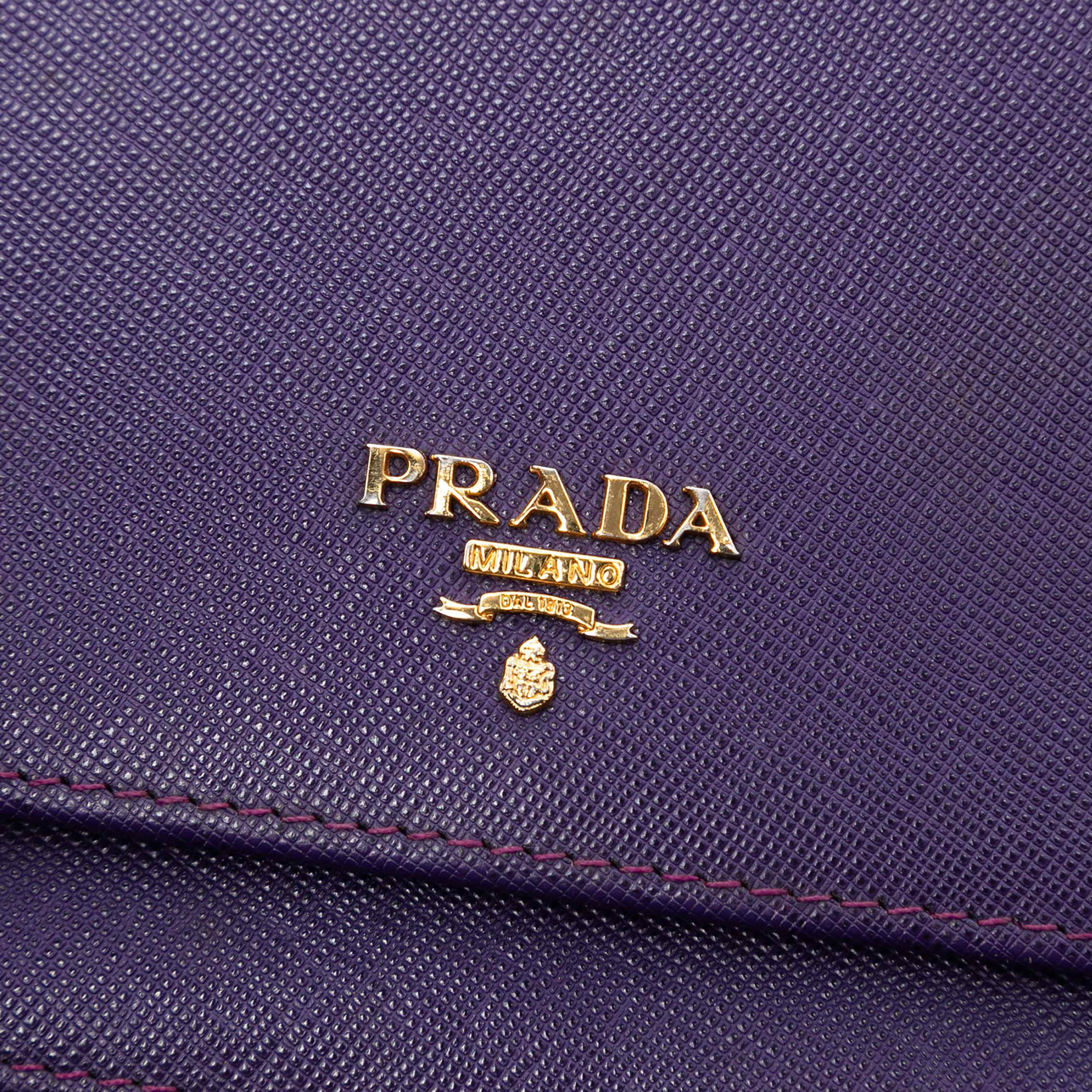 Prada Saffiano Wallet On Strap, från Luxclusif, i färgen dark purple. Klicka för att öppna bilden i stort format