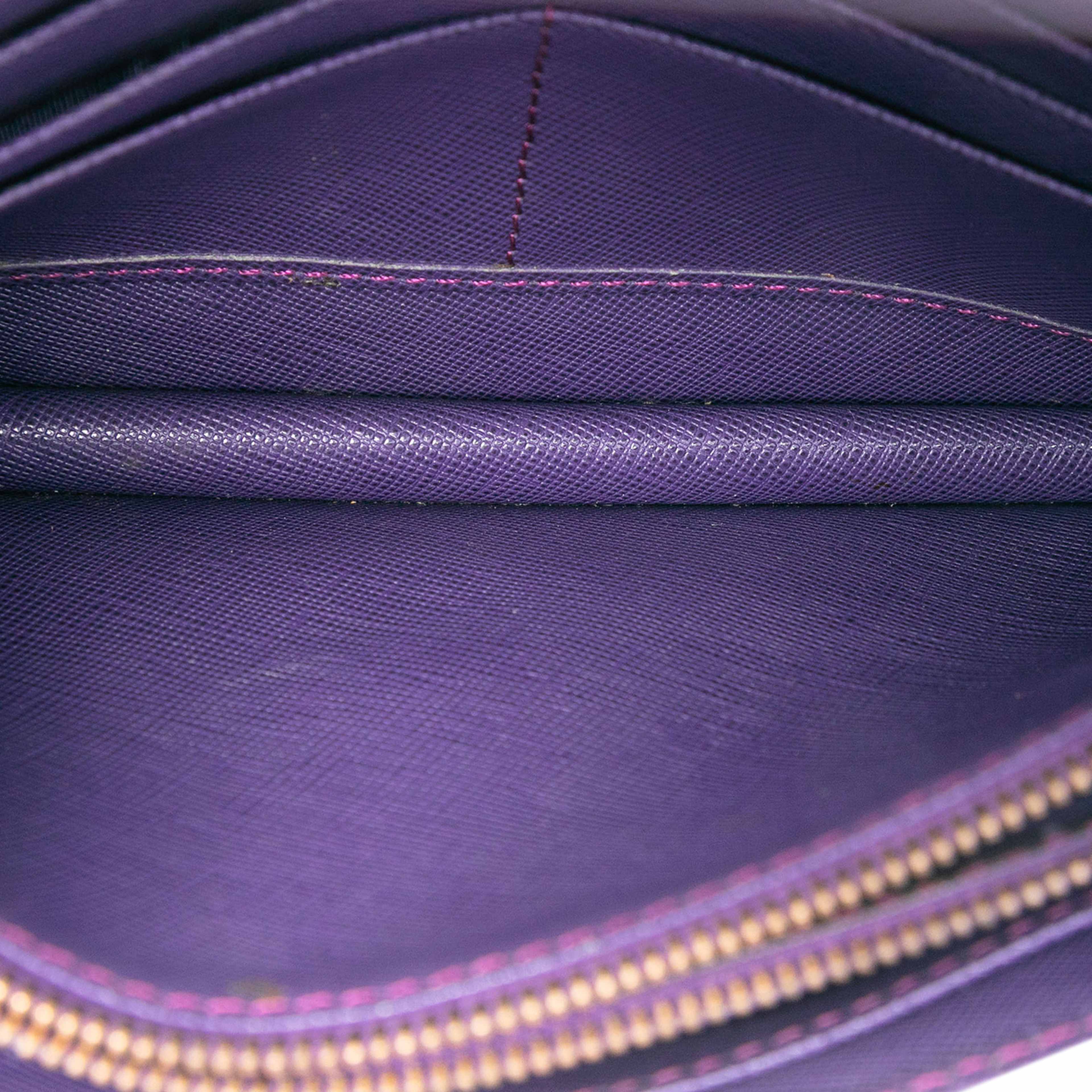 Prada Saffiano Wallet On Strap, från Luxclusif, i färgen dark purple. Klicka för att öppna bilden i stort format