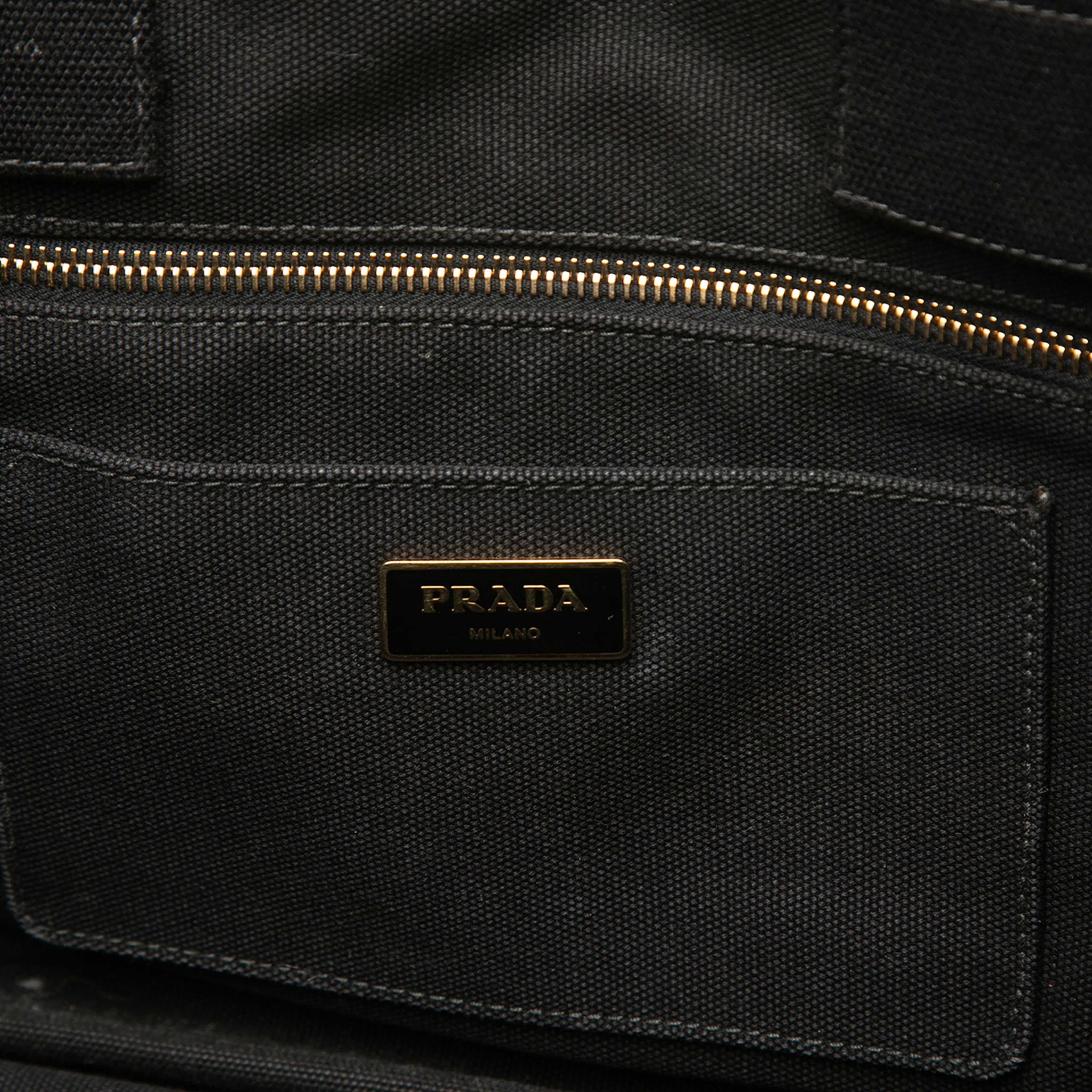 Prada Canvas Canapa Logo Tote, från Luxclusif, i färgen svart. Klicka för att öppna bilden i stort format