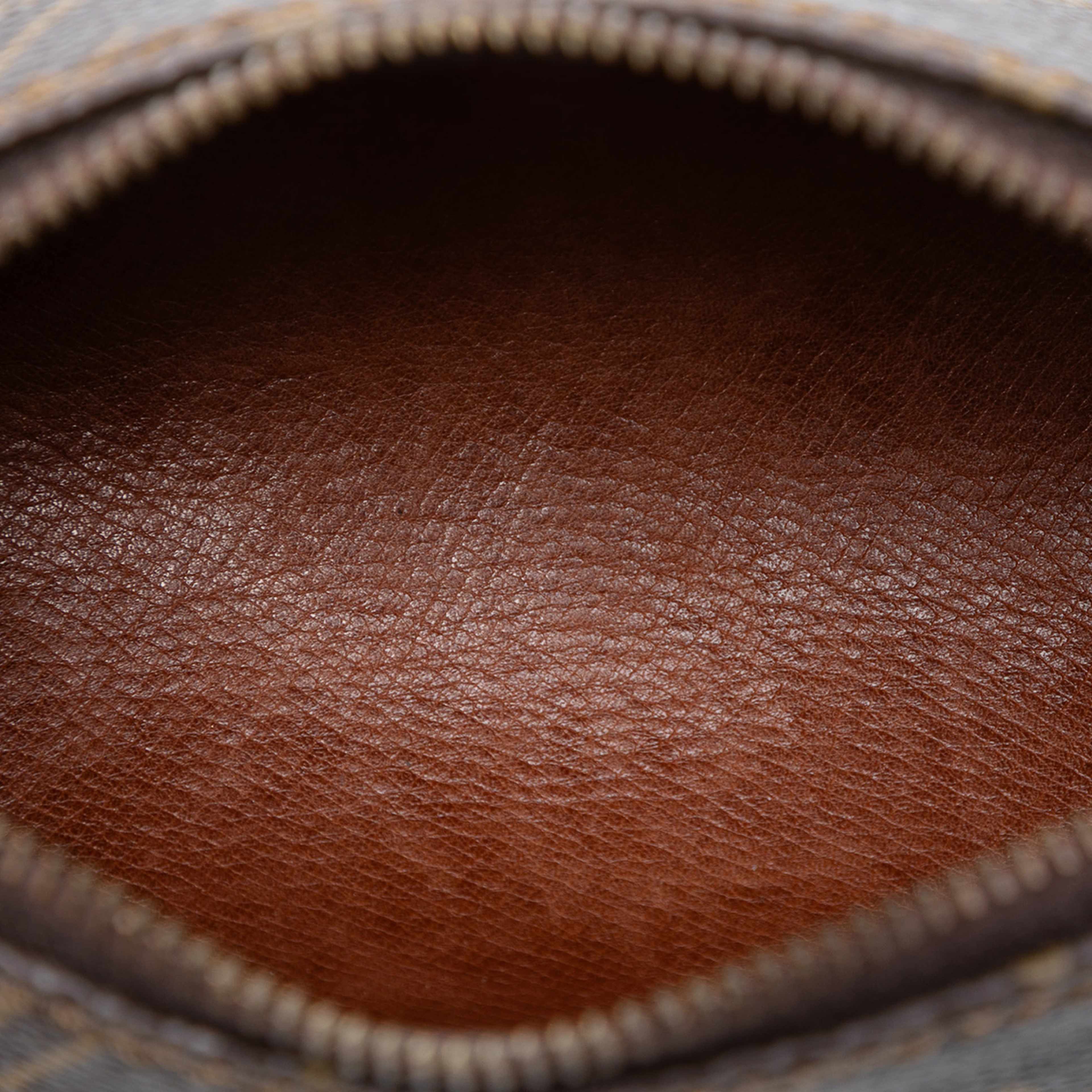 Louis Vuitton Monogram Papillon Pochette, från Luxclusif, i färgen brown. Klicka för att öppna bilden i stort format