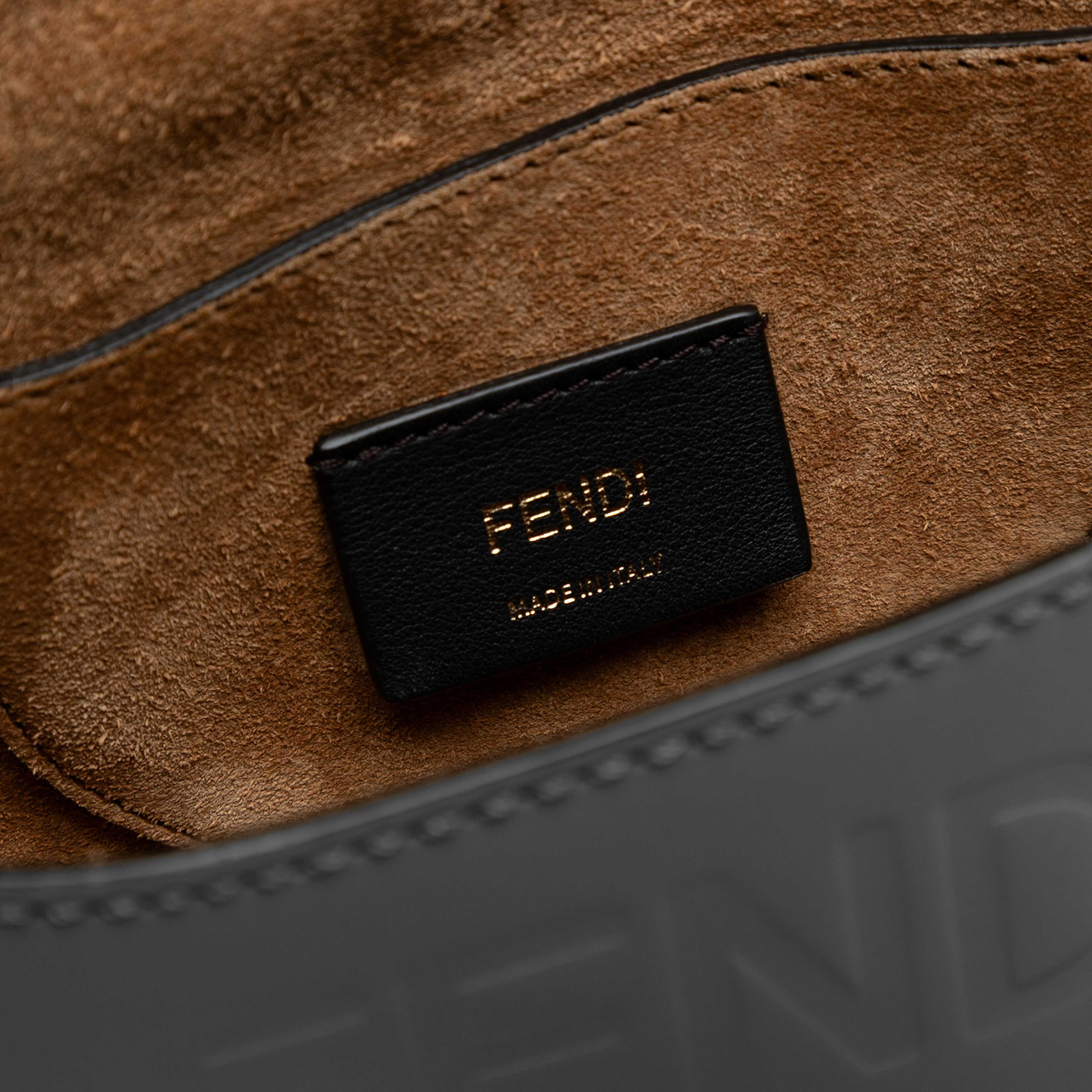 Fendi Leather Moonlight Crossbody, från Luxclusif, i färgen gray. Klicka för att öppna bilden i stort format