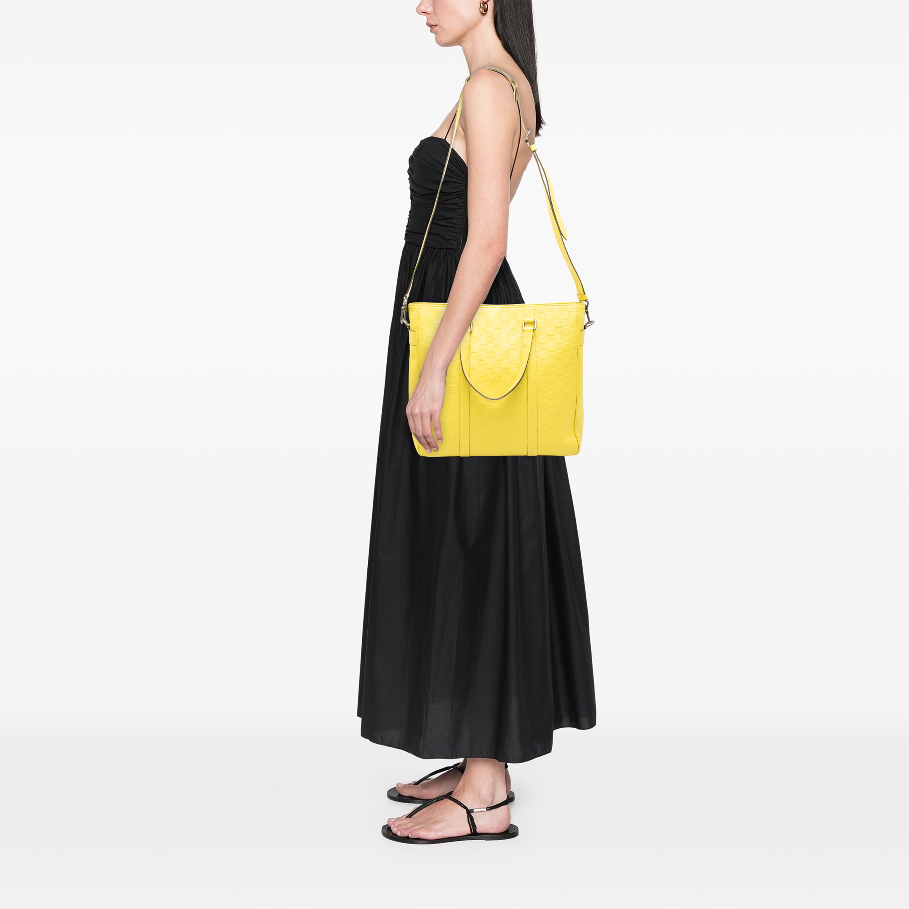 Louis Vuitton Damier Infini Tadao, från Luxclusif, i färgen gul. Klicka för att öppna bilden i stort format