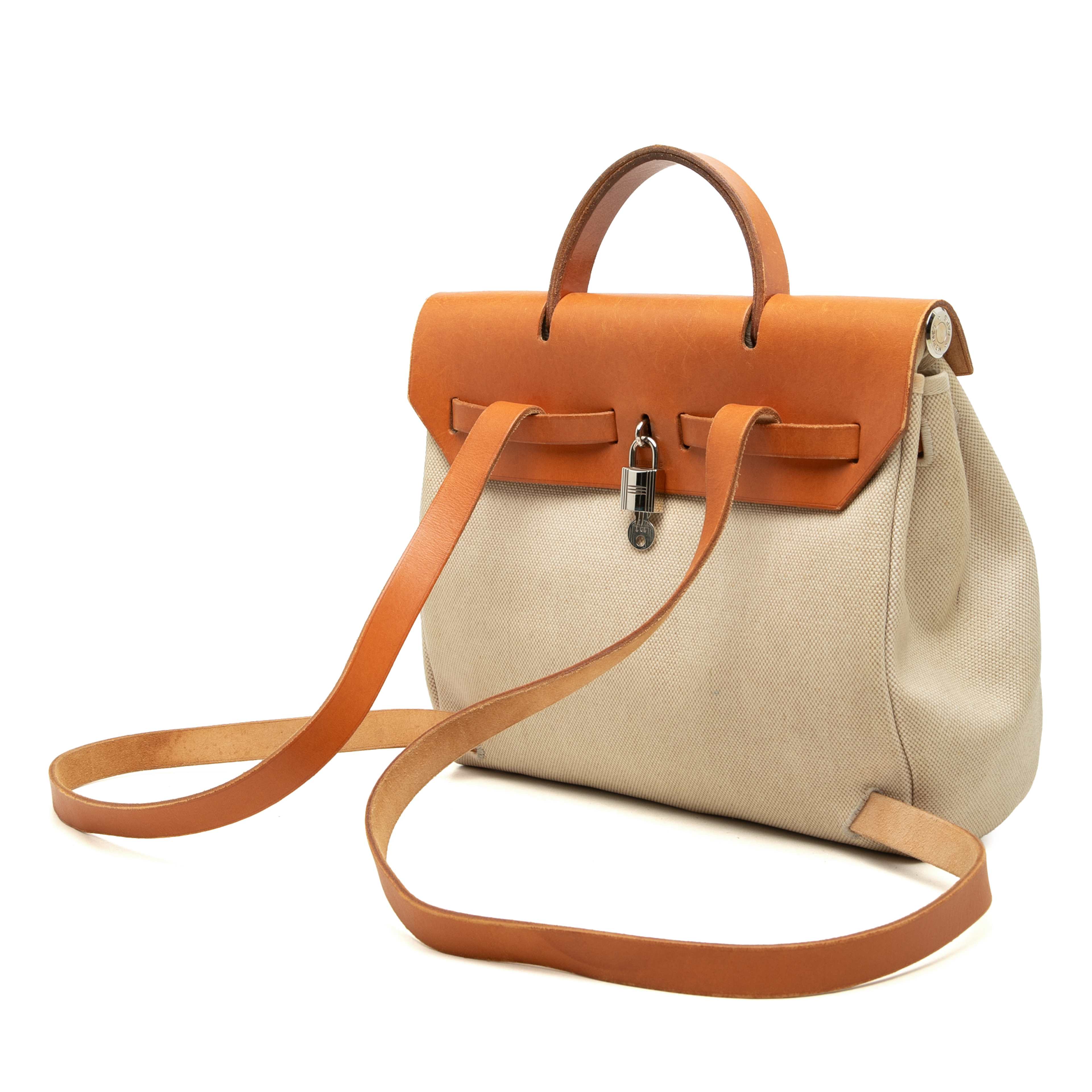 Hermès Toile Herbag Backpack Pm, från Luxclusif, i färgen beige. Klicka för att öppna bilden i stort format