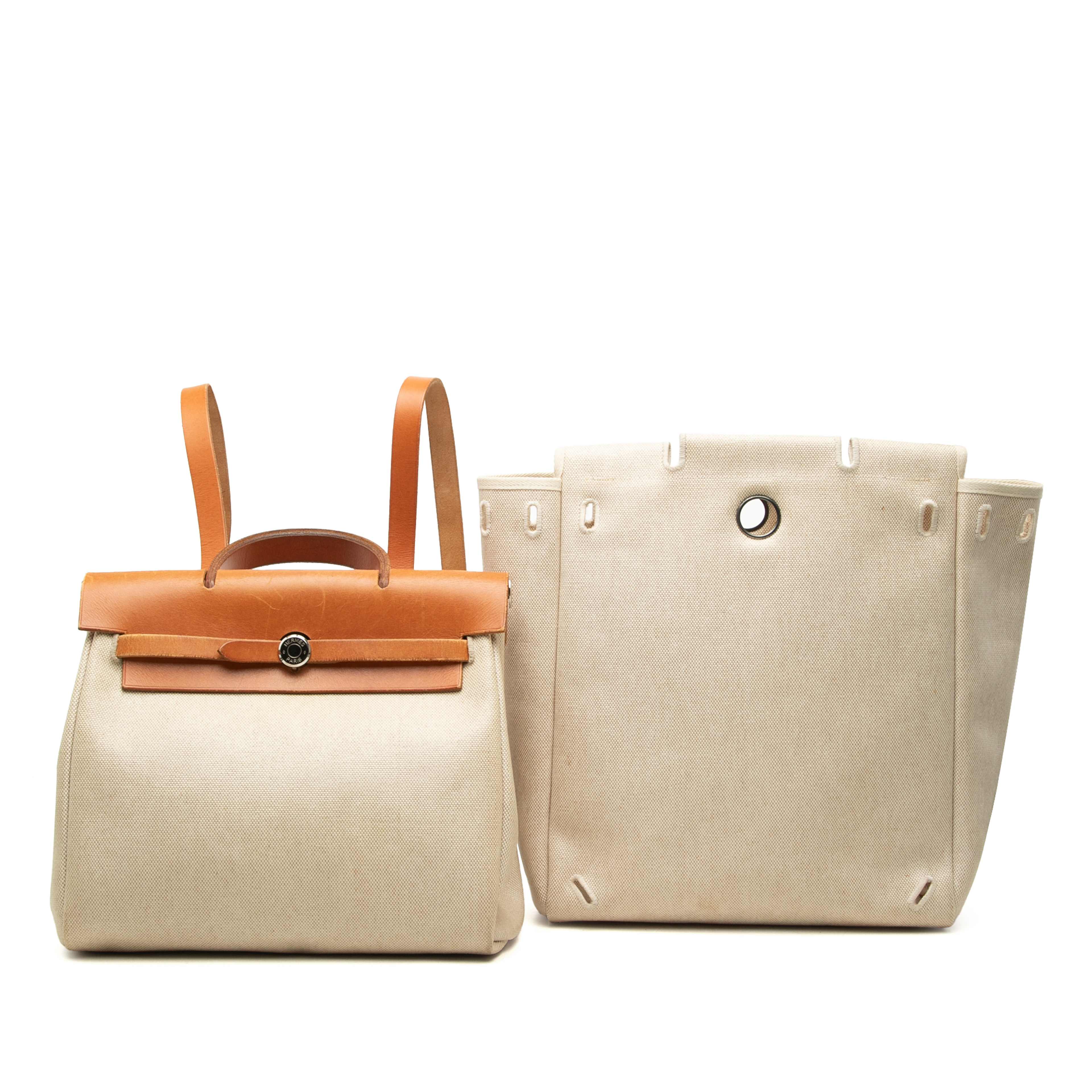 Hermès Toile Herbag Backpack Pm, från Luxclusif, i färgen beige. Klicka för att öppna bilden i stort format