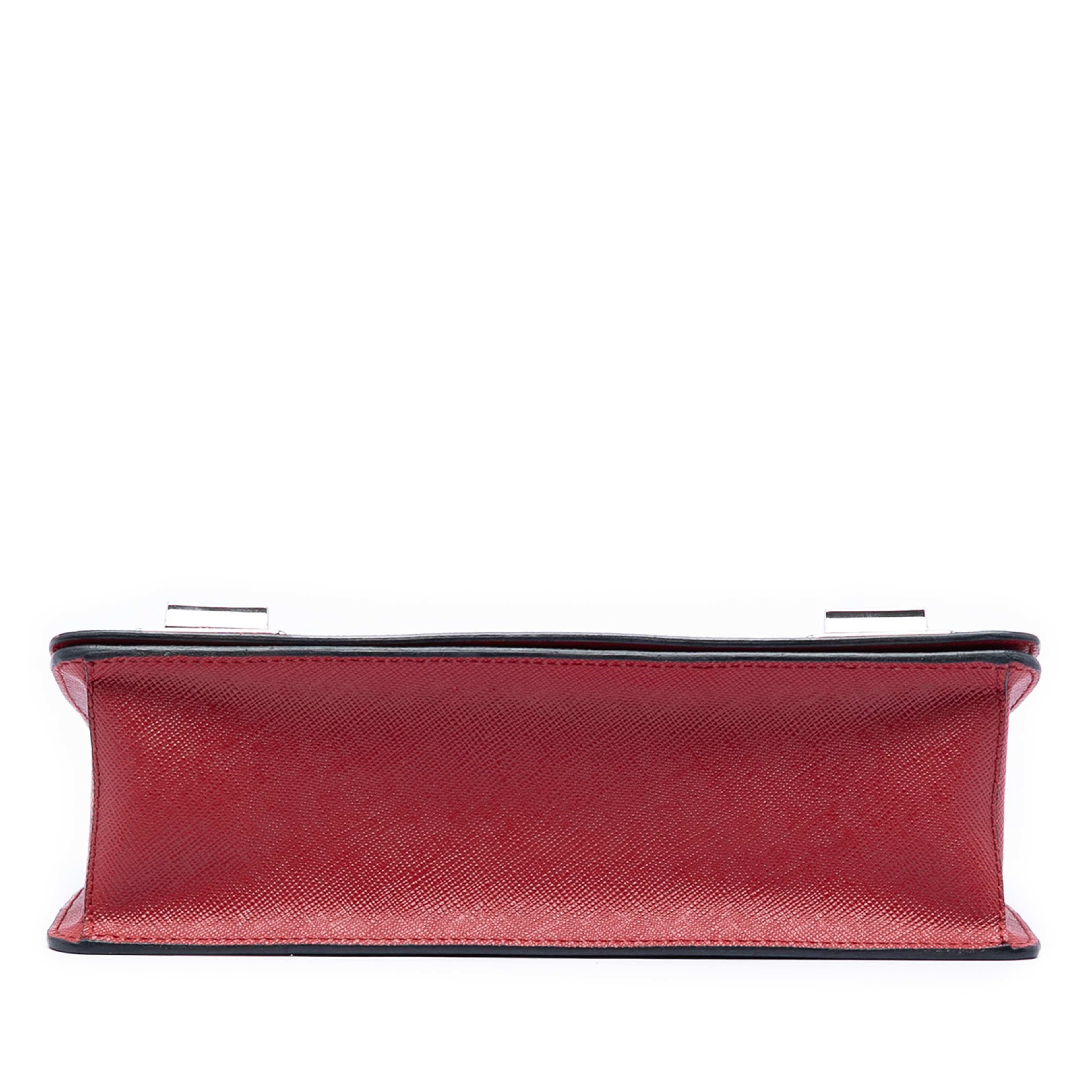 Prada Saffiano Double Turn Lock Top Handle Bag, från Luxclusif, i färgen red. Klicka för att öppna bilden i stort format