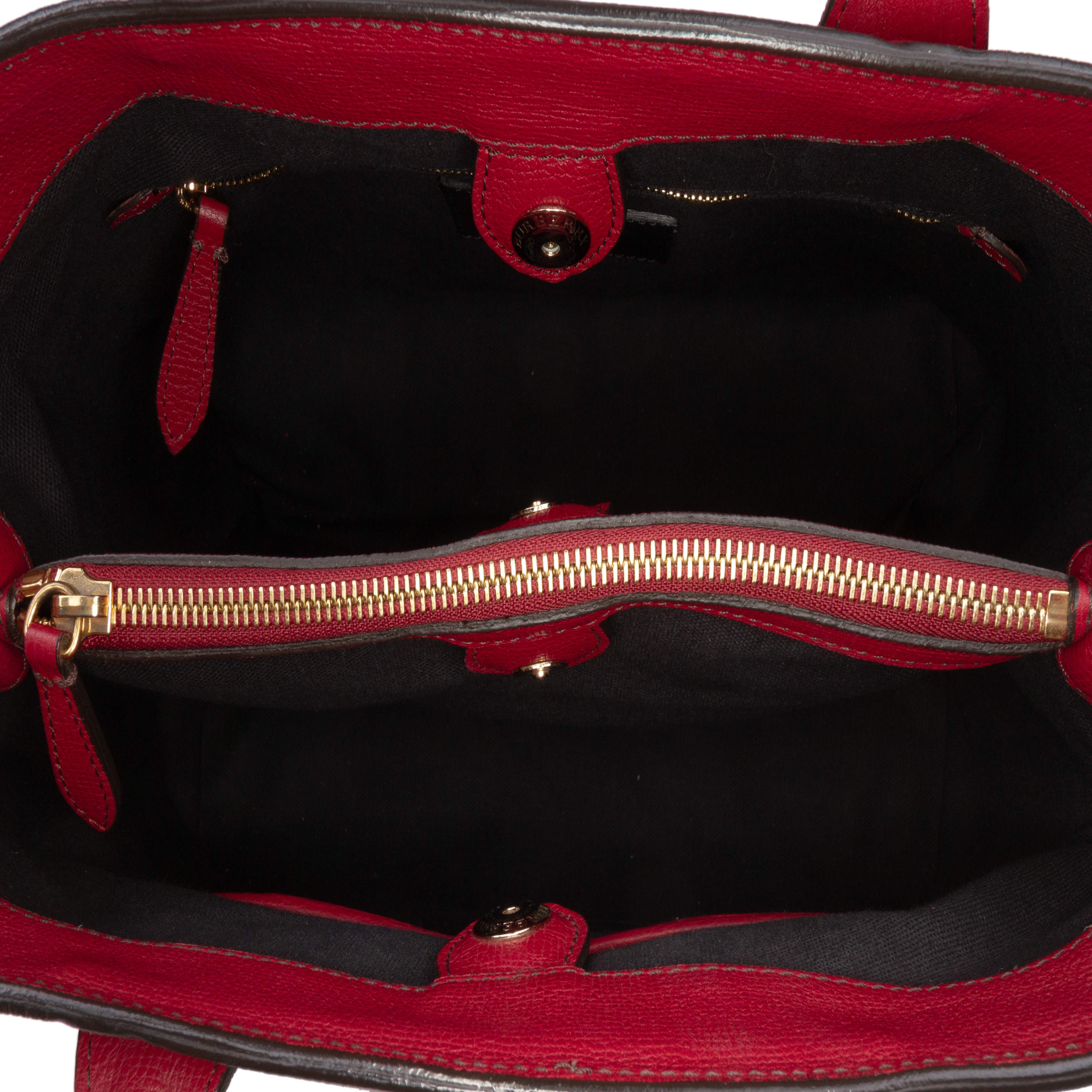 Burberry Medium Leather And House Check Banner Satchel, från Luxclusif, i färgen red. Klicka för att öppna bilden i stort format