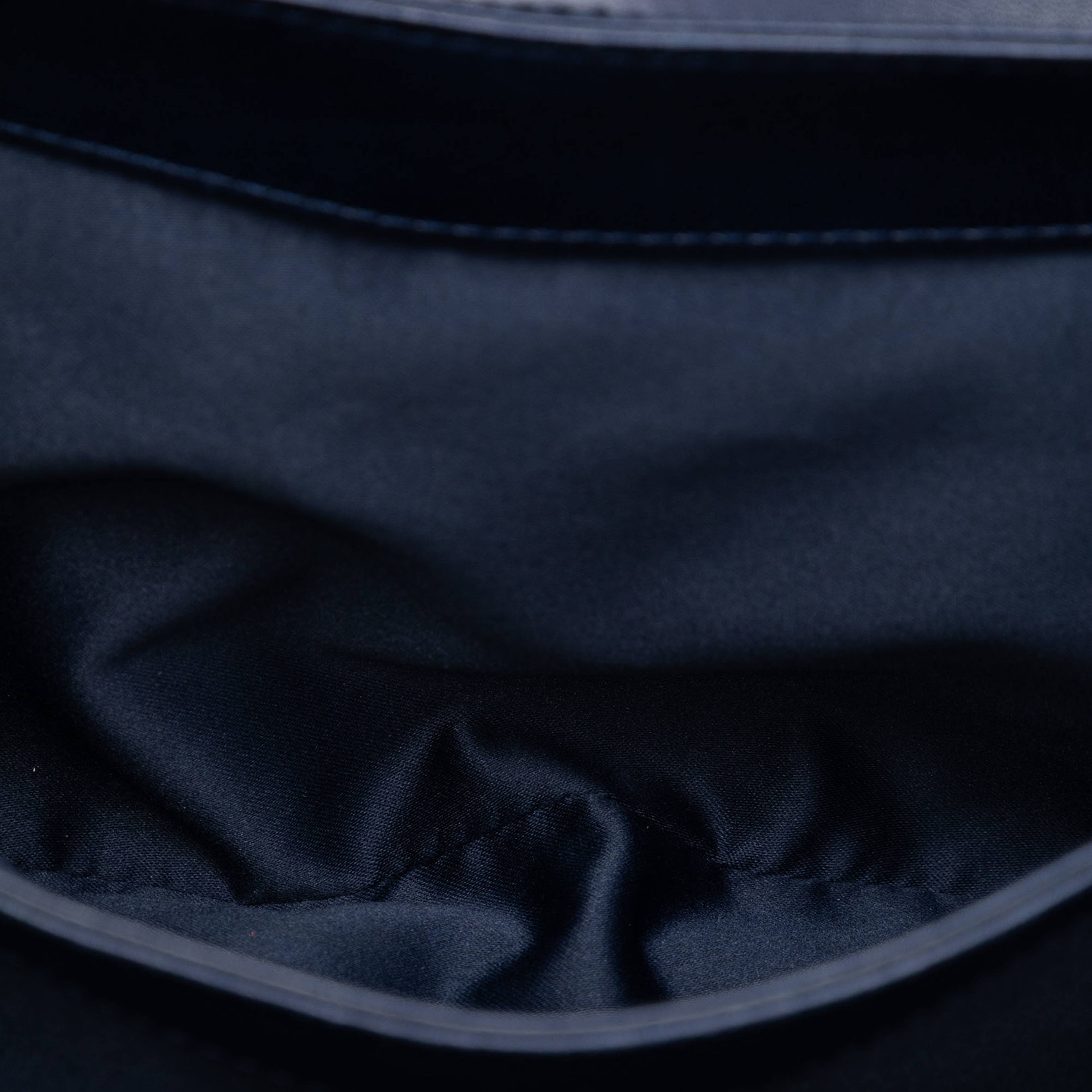 Chanel Jumbo Quilted Patent 3 Compartment Flap, från Luxclusif, i färgen navy. Klicka för att öppna bilden i stort format