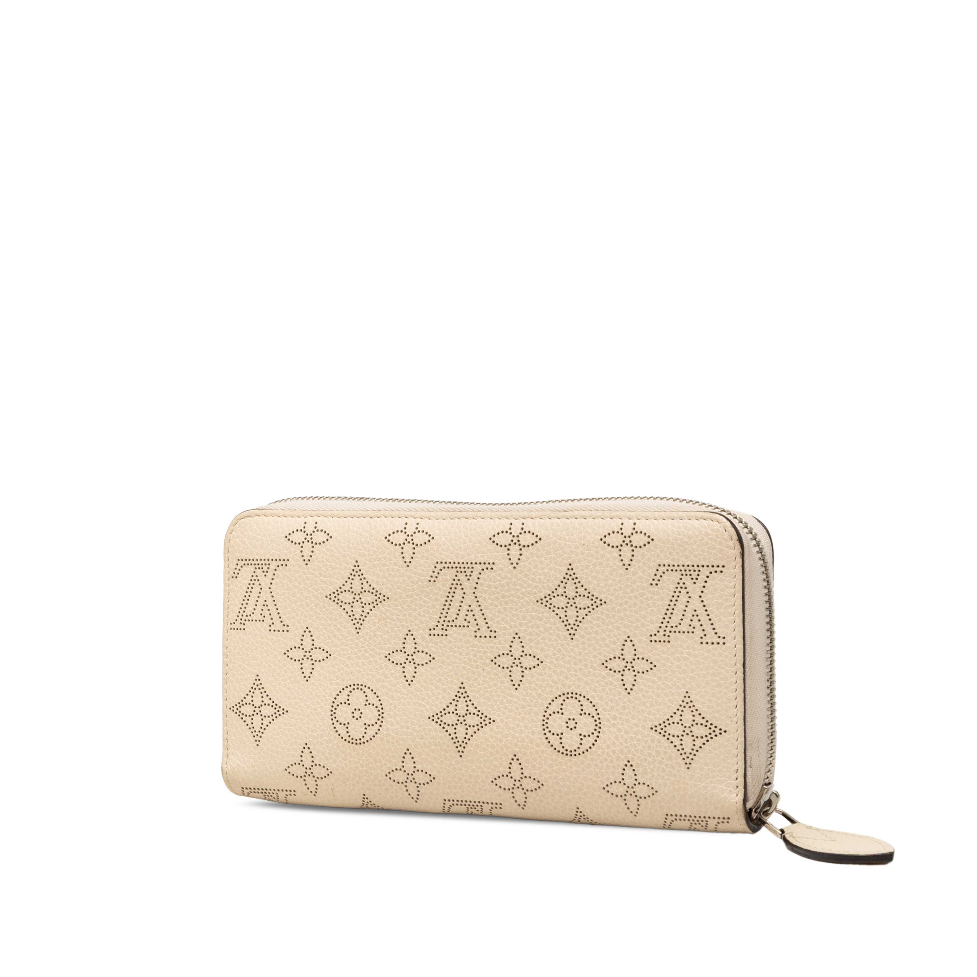 Louis Vuitton Monogram Mahina Zippy Long Wallet, från Luxclusif, i färgen vit. Klicka för att öppna bilden i stort format