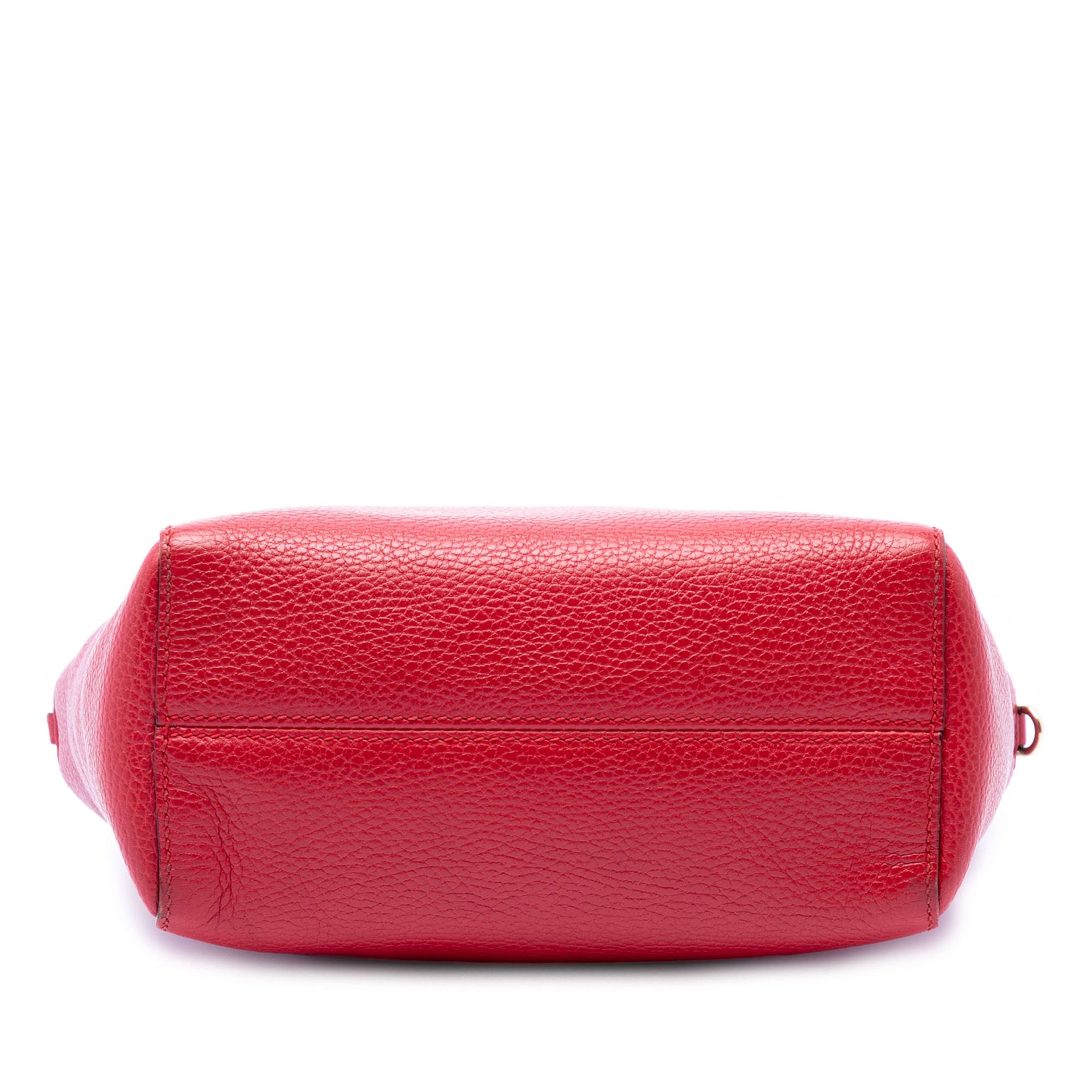 Gucci Mini Calfskin Swing Satchel, från Luxclusif, i färgen red. Klicka för att öppna bilden i stort format