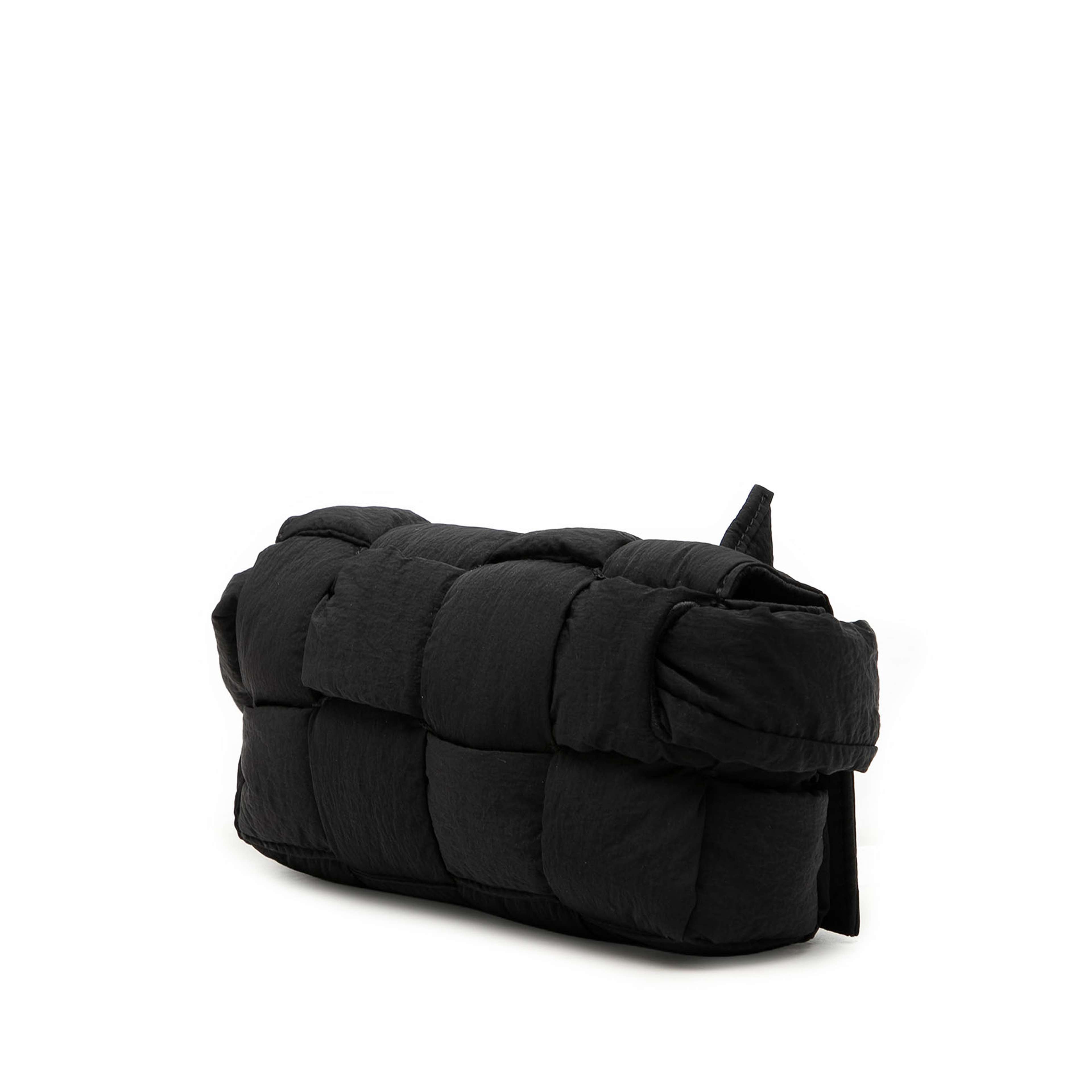 Bottega Veneta Mini Nylon Intrecciato Padded Tech Cassette Belt Bag, från Luxclusif, i färgen svart. Klicka för att öppna bilden i stort format