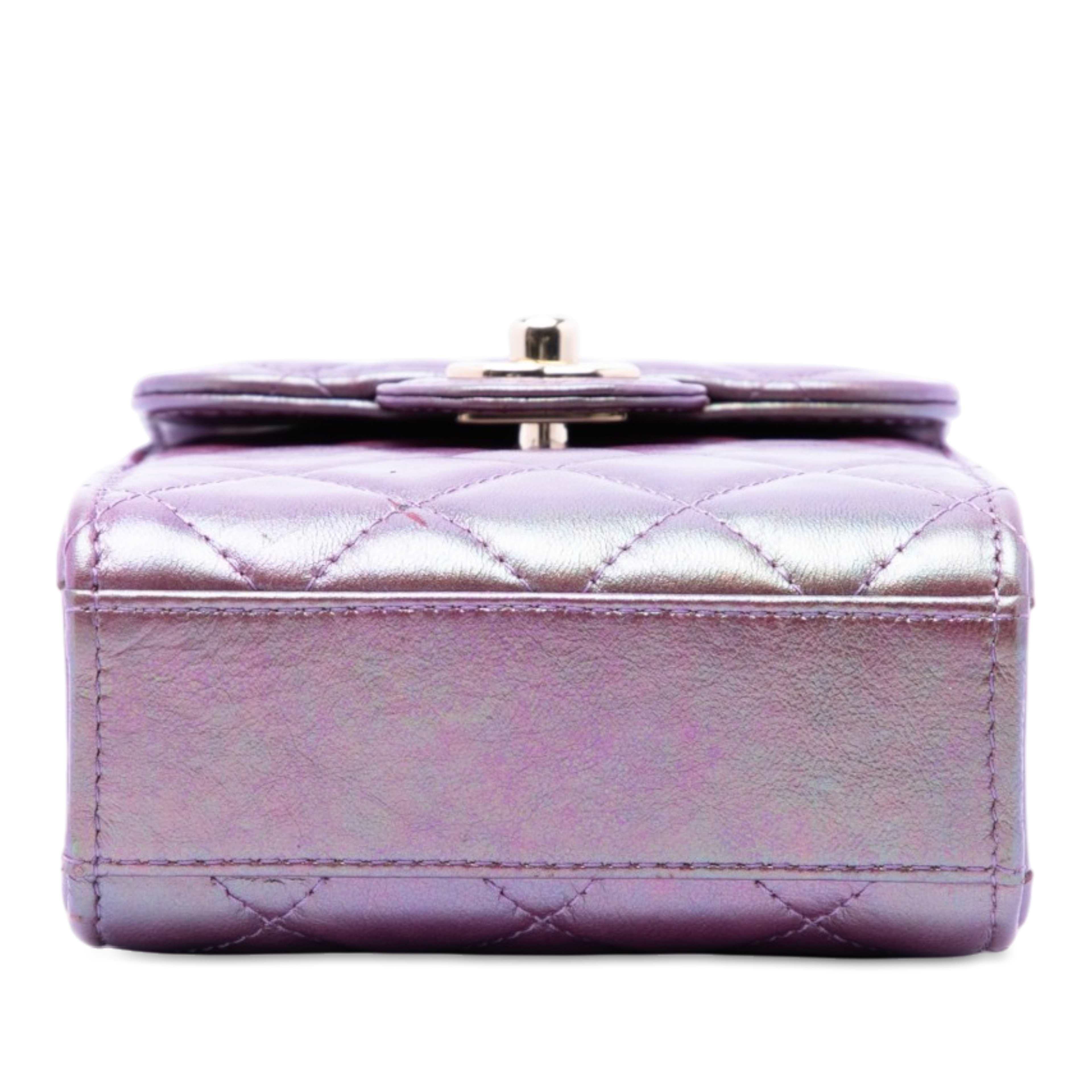 Chanel Cc Quilted Iridescent Lambskin Phone Holder With Chain, från Luxclusif, i färgen purpur. Klicka för att öppna bilden i stort format