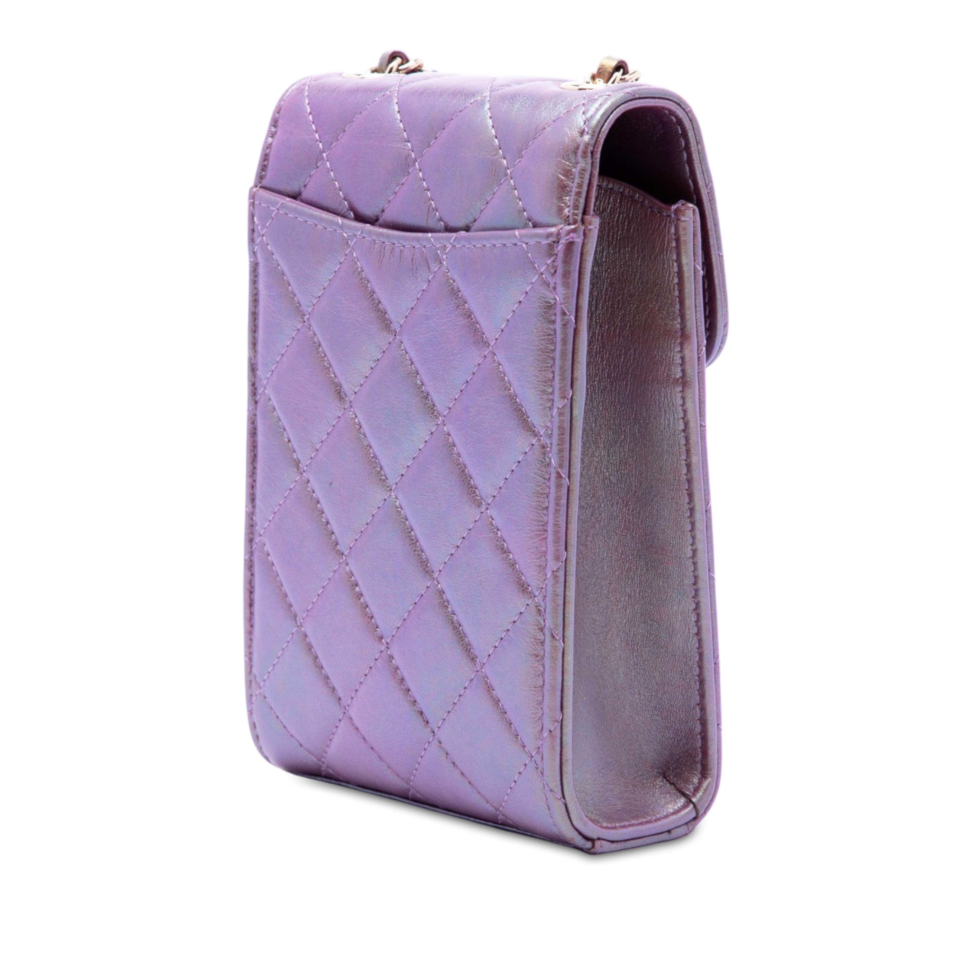 Chanel Cc Quilted Iridescent Lambskin Phone Holder With Chain, från Luxclusif, i färgen purpur. Klicka för att öppna bilden i stort format