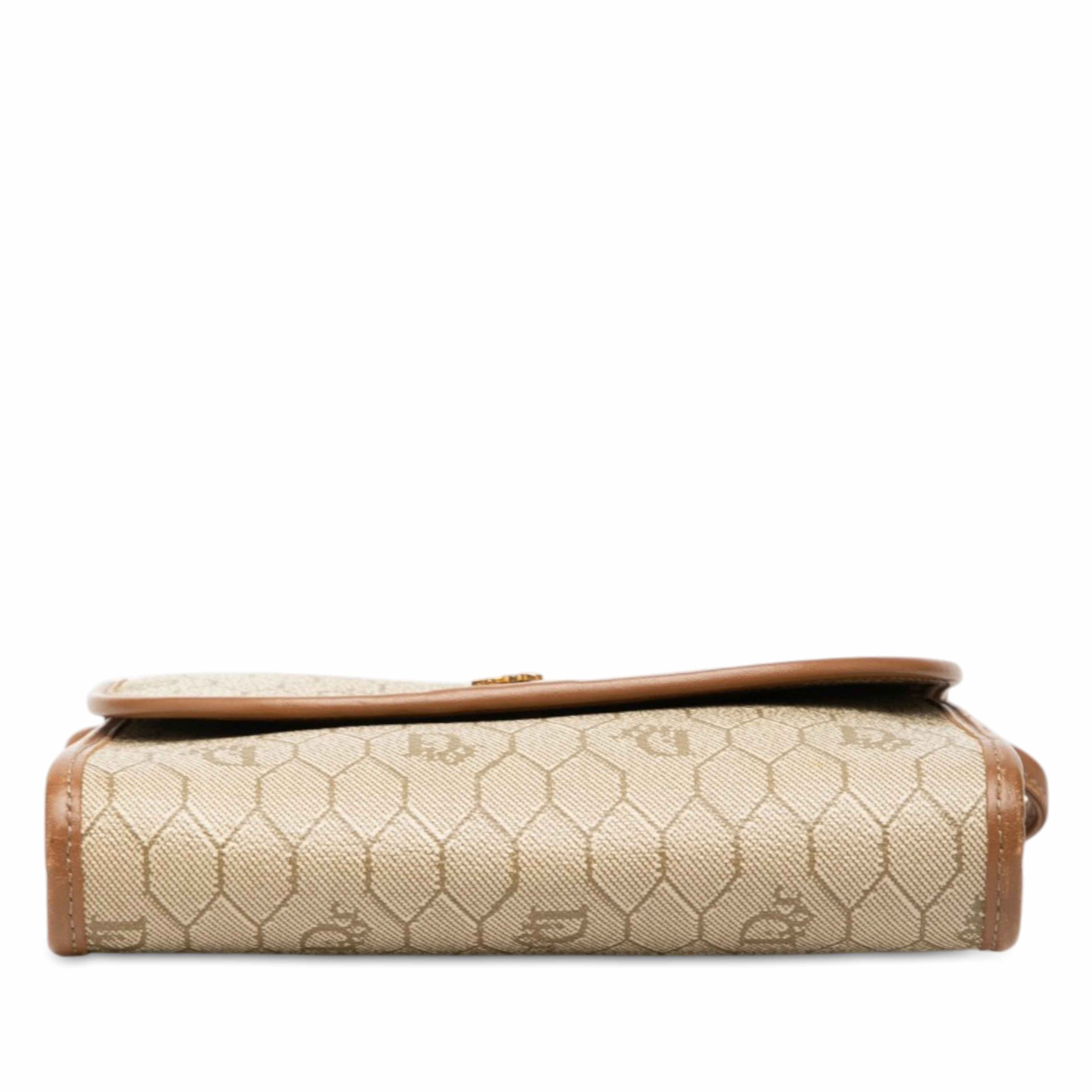 Dior Honeycomb Coated Canvas Crossbody, från Luxclusif, i färgen beige. Klicka för att öppna bilden i stort format