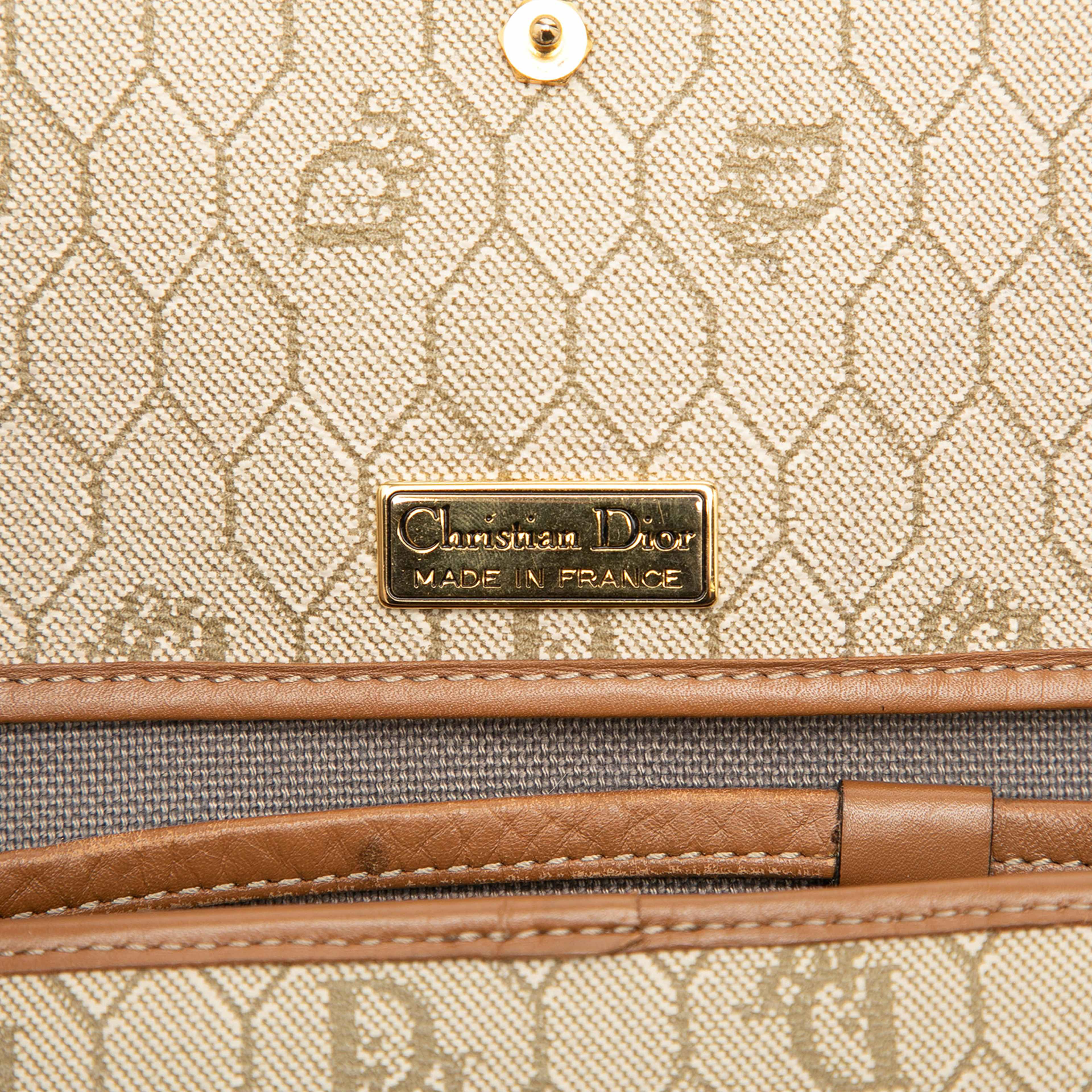 Dior Honeycomb Coated Canvas Crossbody, från Luxclusif, i färgen beige. Klicka för att öppna bilden i stort format