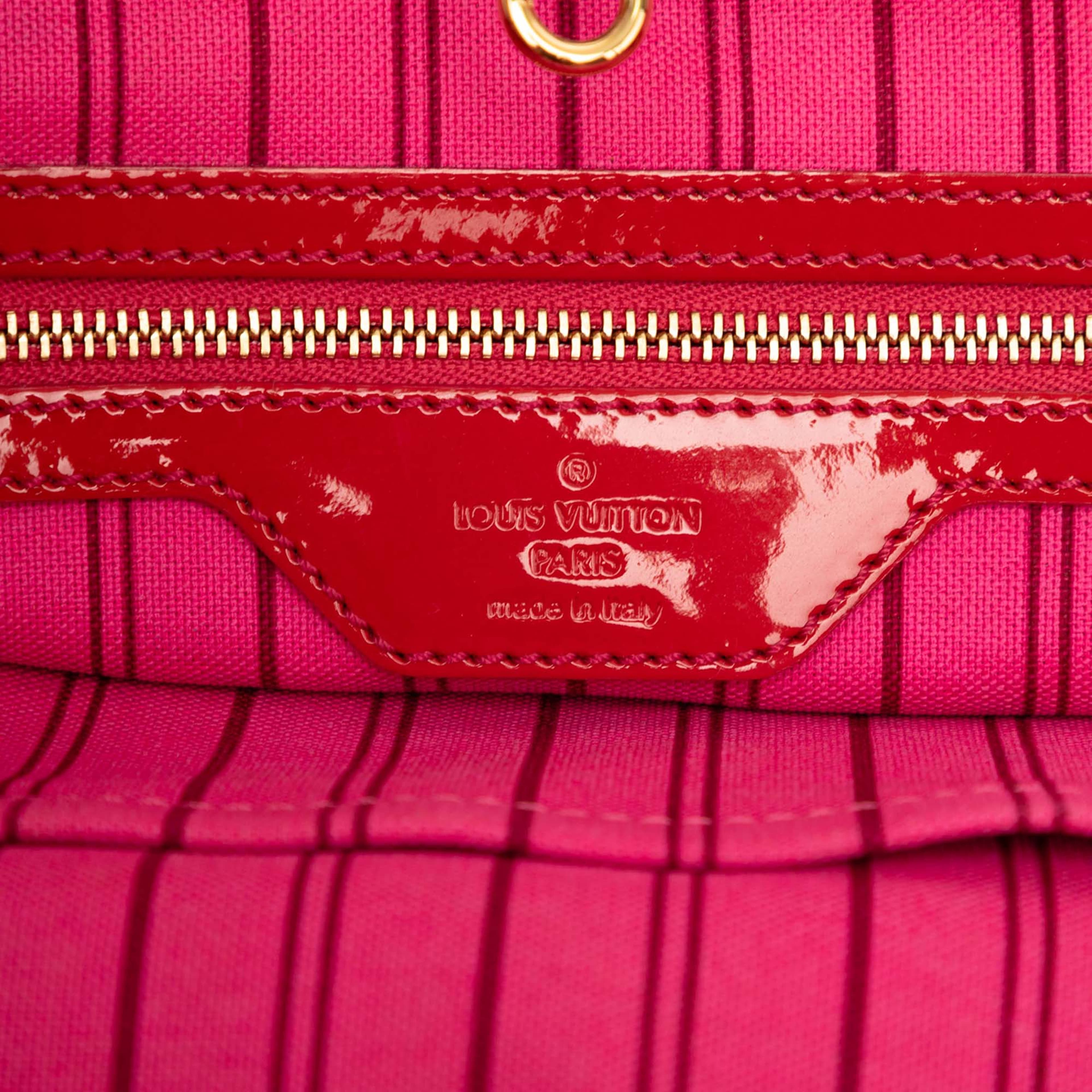 Louis Vuitton Takashi Murakami Coated Canvas Cosmic Blossom Tote Pm, från Luxclusif, i färgen rosa. Klicka för att öppna bilden i stort format
