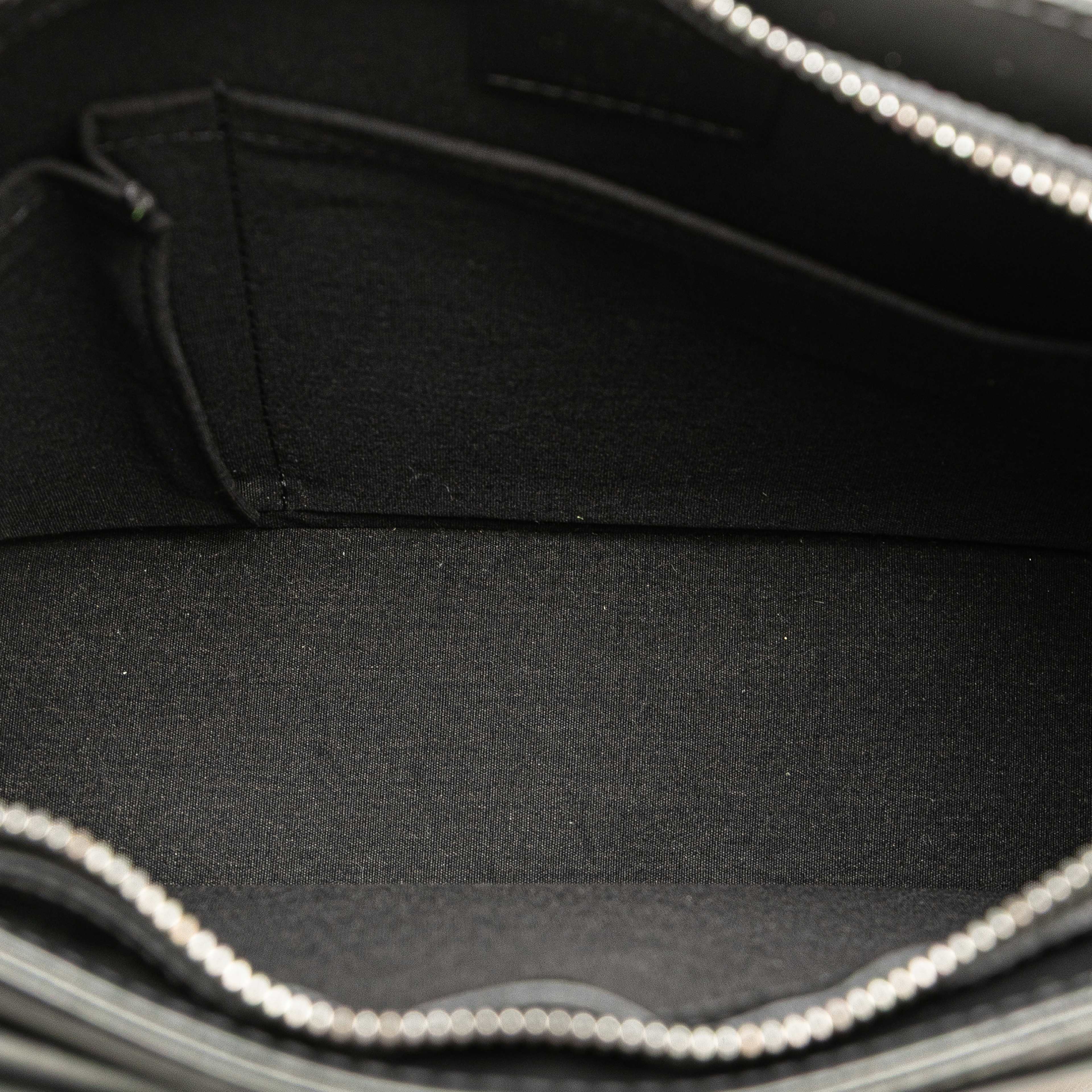 Louis Vuitton Monogram Mat Alston, från Luxclusif, i färgen dark gray. Klicka för att öppna bilden i stort format