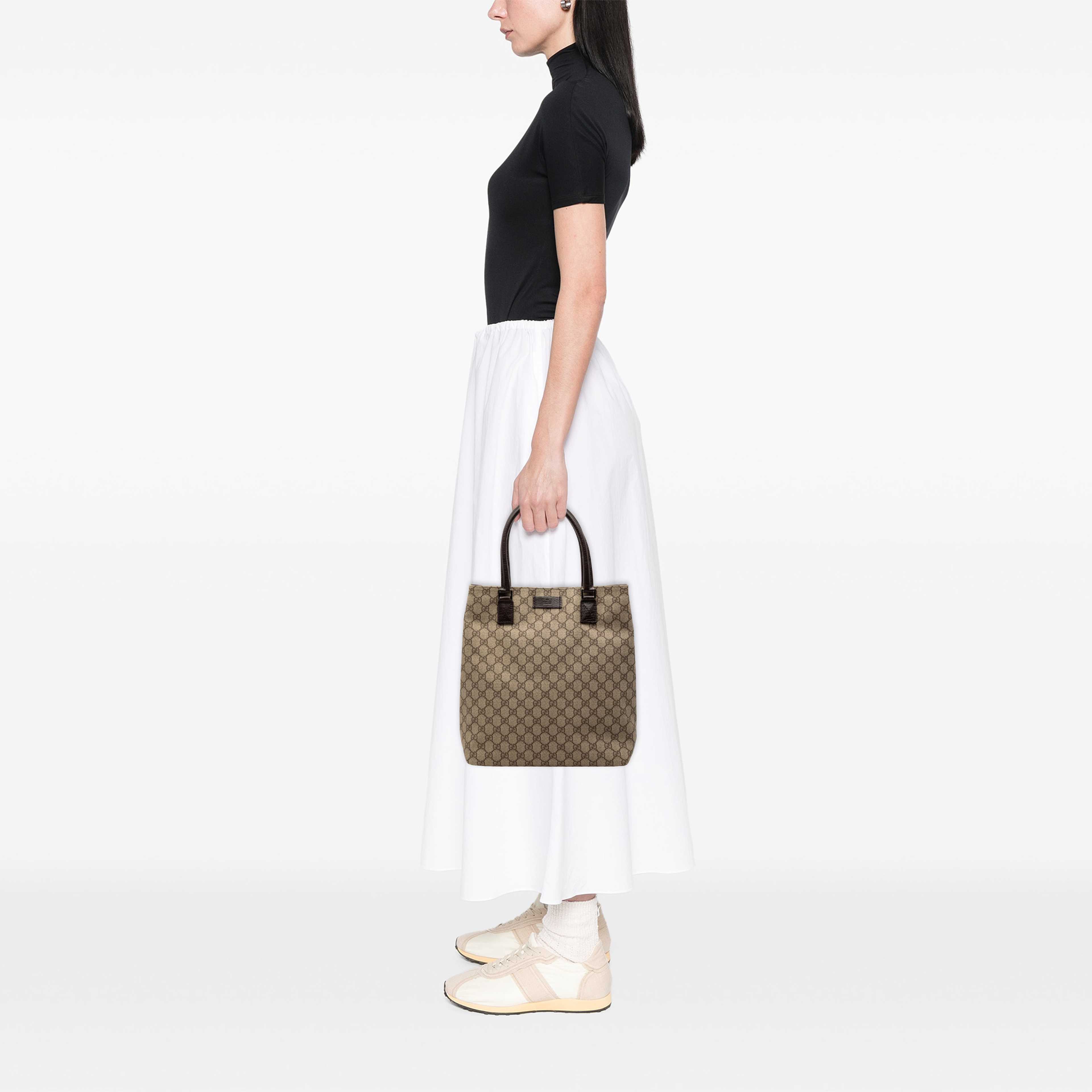 Gucci Gg Supreme Tote, från Luxclusif, i färgen svart. Klicka för att öppna bilden i stort format