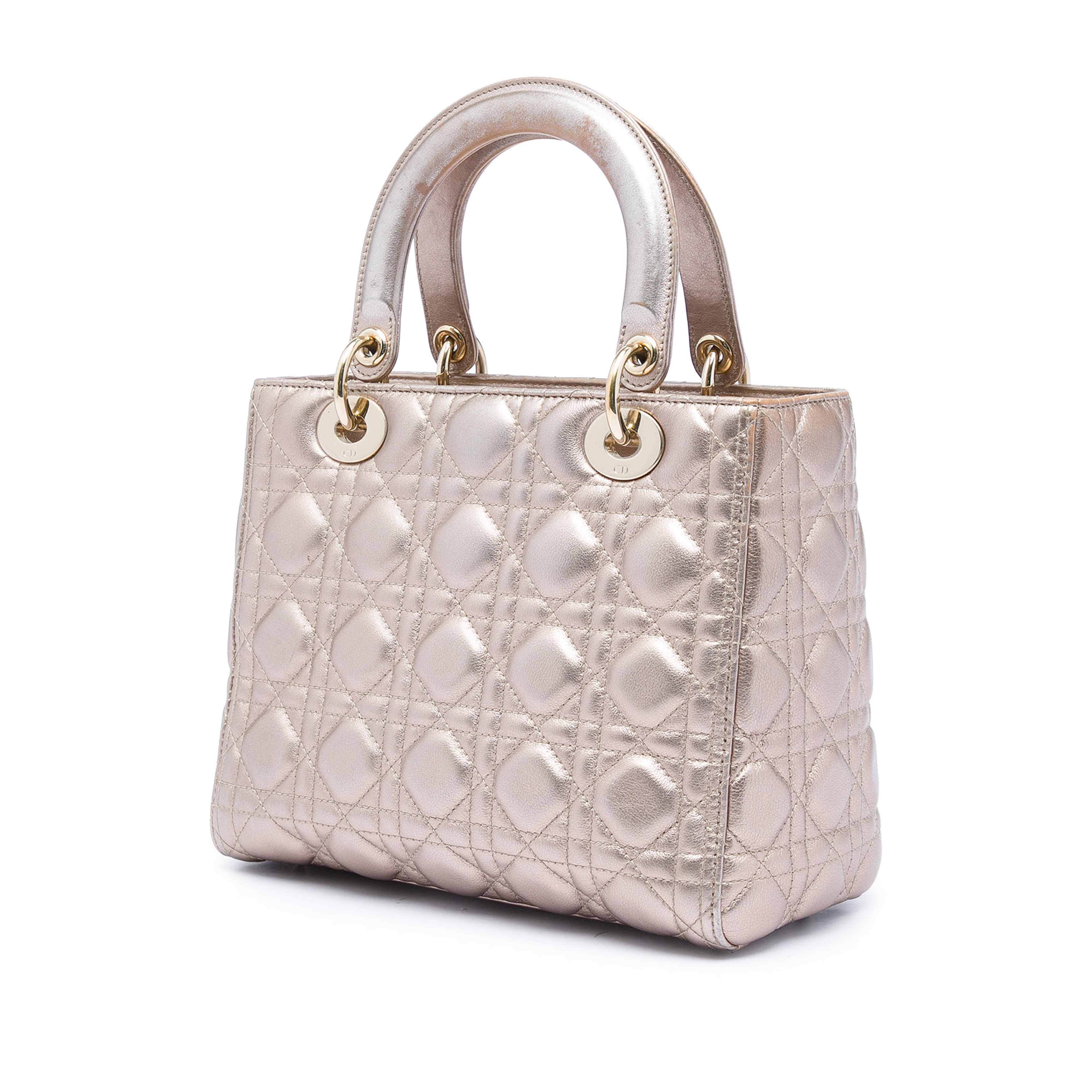 Dior Medium Metallic Lambskin Cannage Lady Dior, från Luxclusif, i färgen guld. Klicka för att öppna bilden i stort format