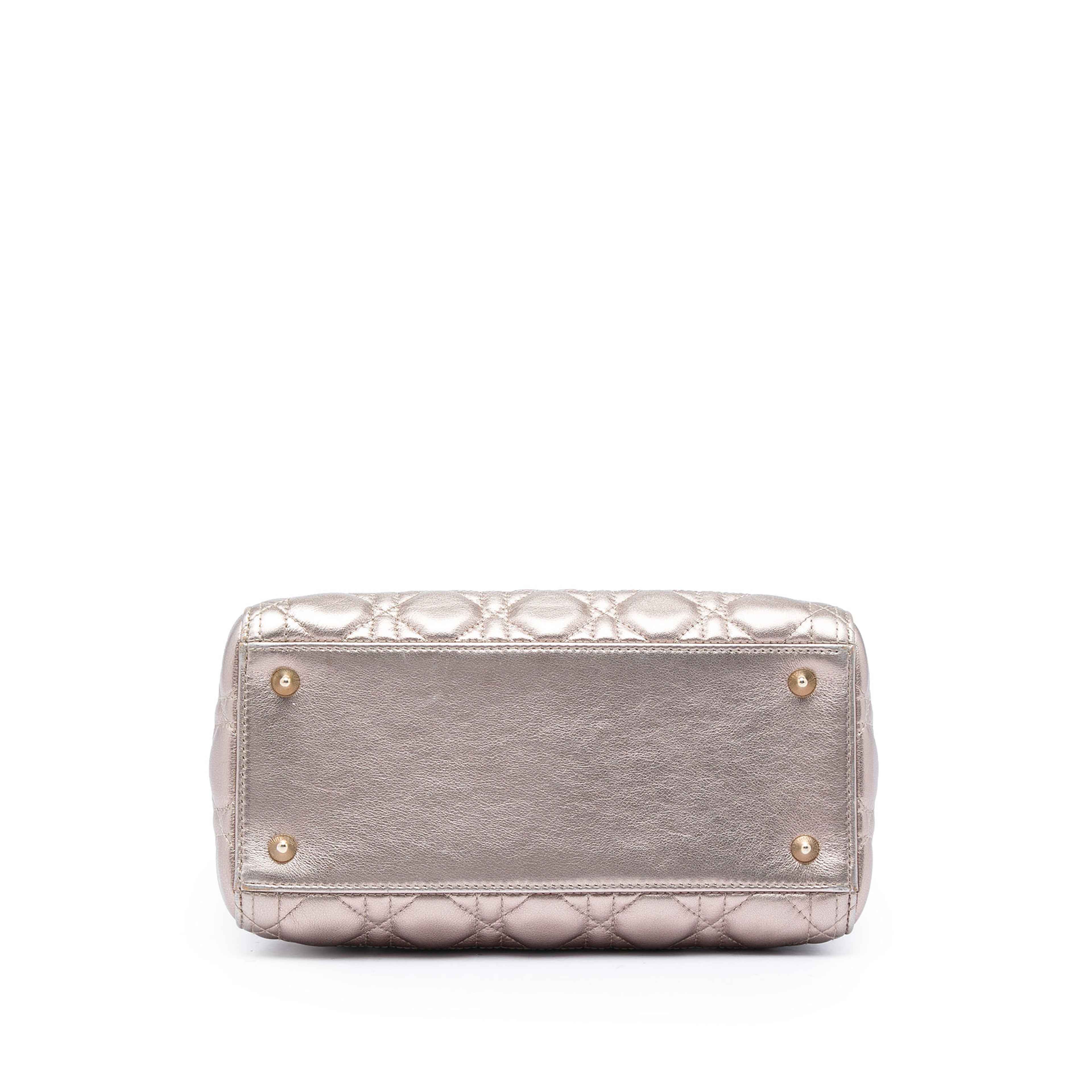 Dior Medium Metallic Lambskin Cannage Lady Dior, från Luxclusif, i färgen guld. Klicka för att öppna bilden i stort format