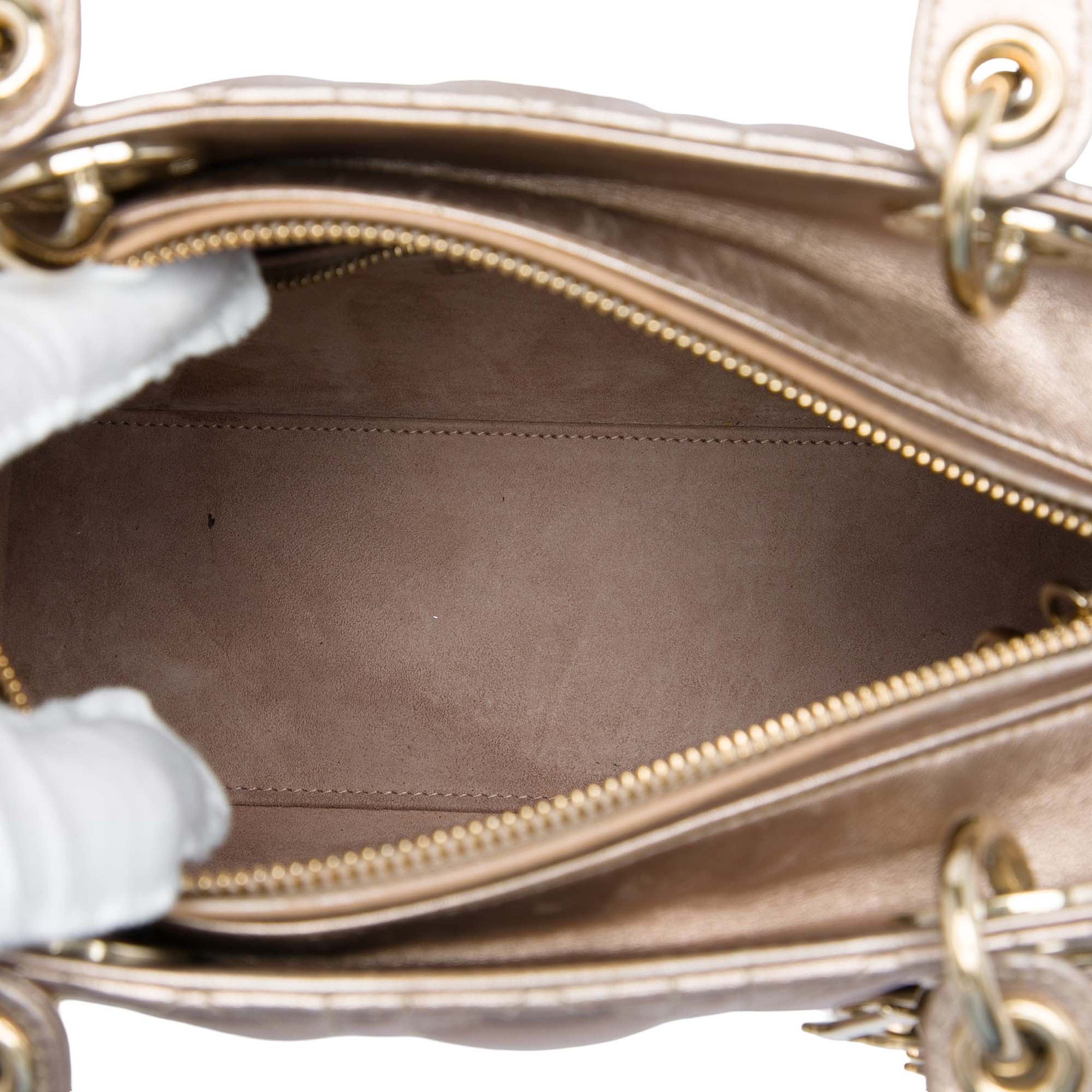 Dior Medium Metallic Lambskin Cannage Lady Dior, från Luxclusif, i färgen guld. Klicka för att öppna bilden i stort format