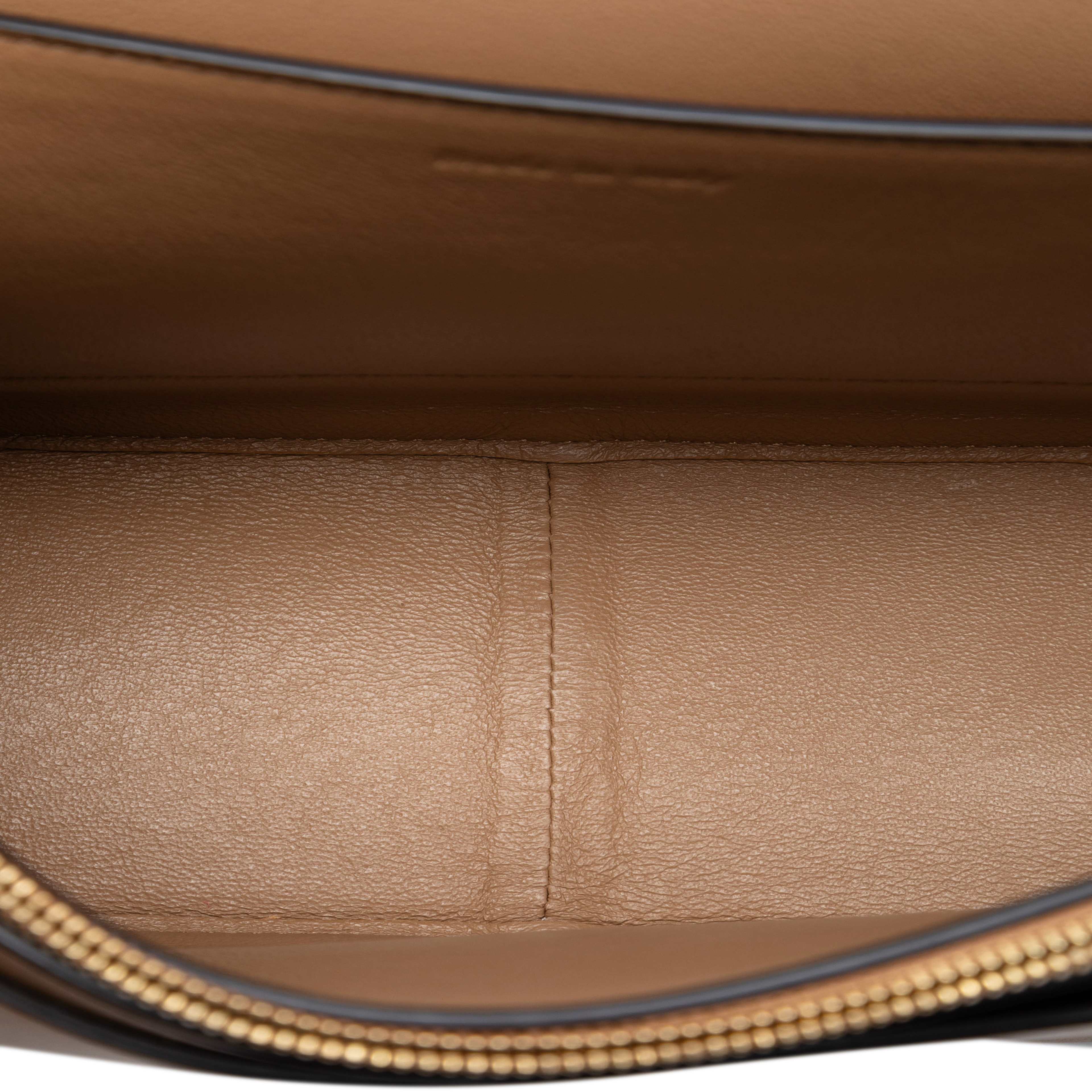 Celine Leather Frame Shoulder Bag, från Luxclusif, i färgen white. Klicka för att öppna bilden i stort format