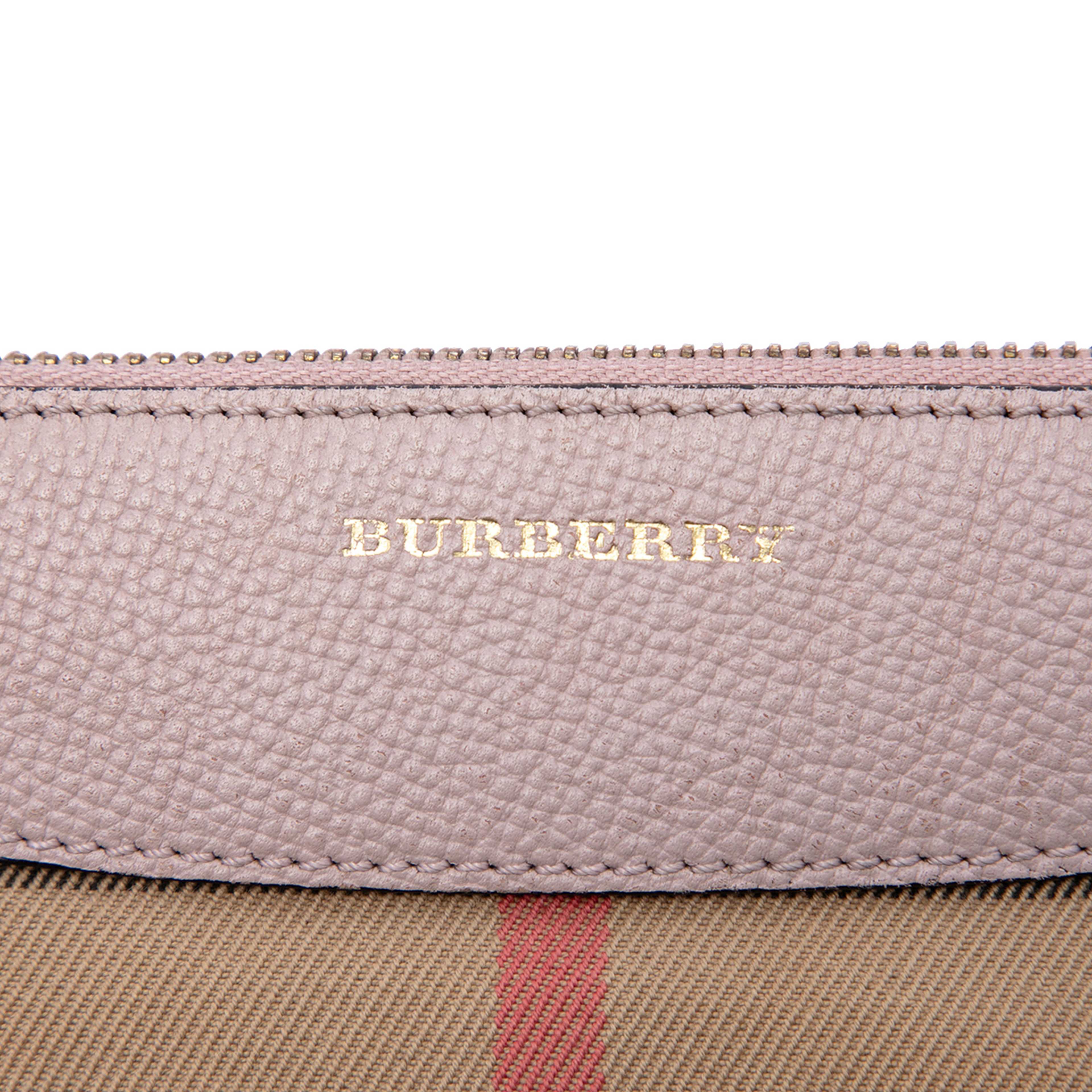 Burberry House Check Canvas Derby Peyton Crossbody, från Luxclusif, i färgen light brown. Klicka för att öppna bilden i stort format