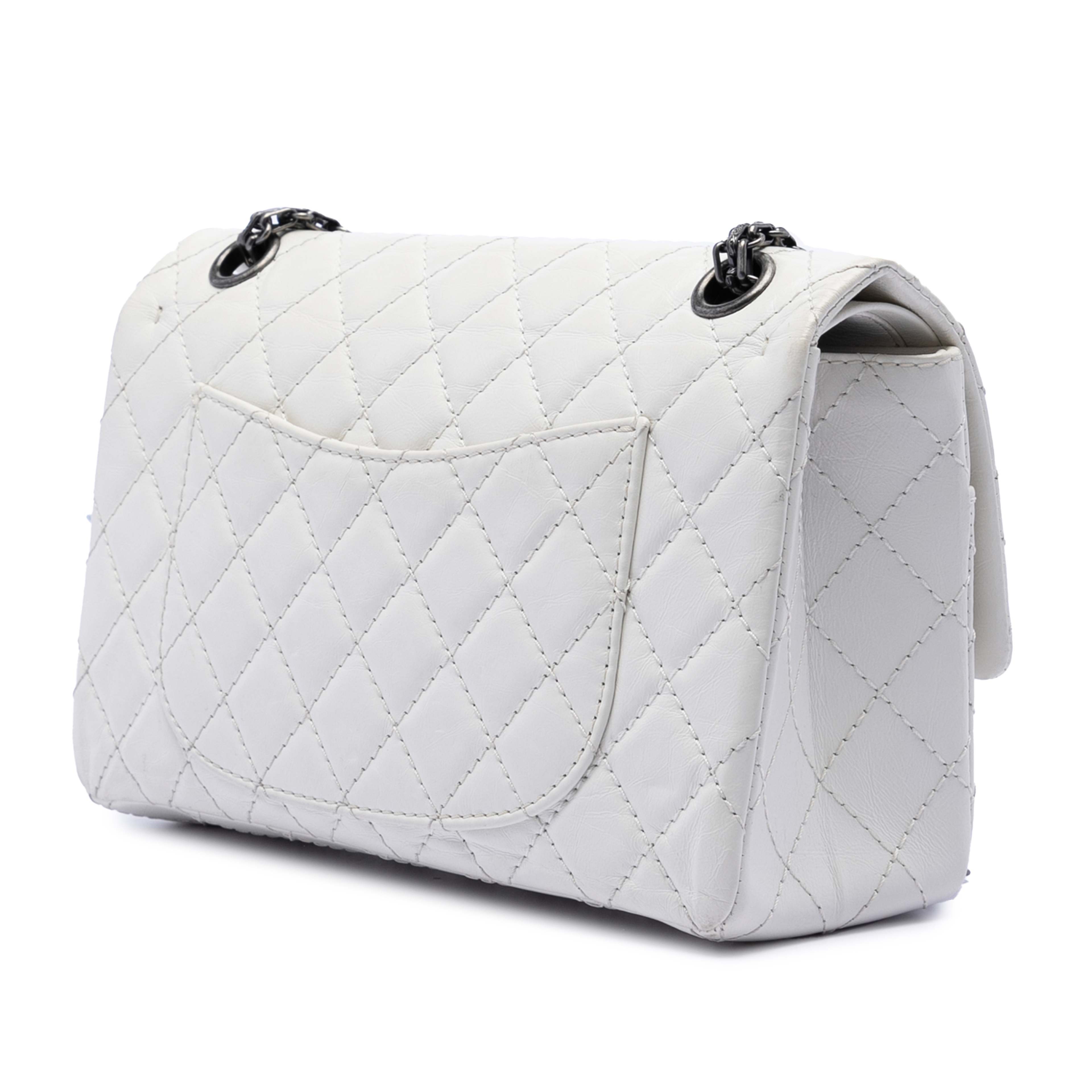 Chanel Quilted Aged Lambskin Leather 2.55 Reissue 225 Double Flap Bag, från Luxclusif, i färgen white. Klicka för att öppna bilden i stort format