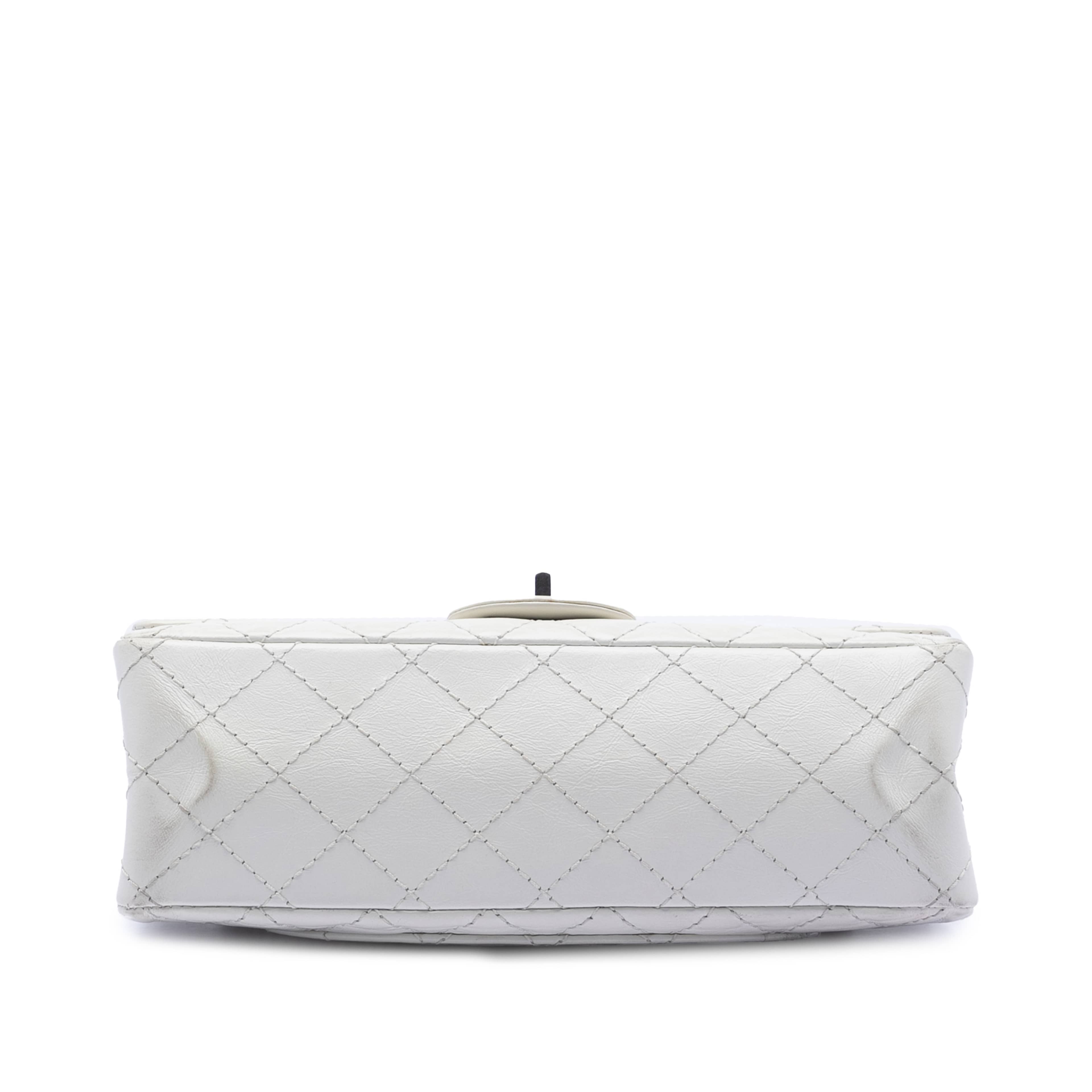 Chanel Quilted Aged Lambskin Leather 2.55 Reissue 225 Double Flap Bag, från Luxclusif, i färgen white. Klicka för att öppna bilden i stort format