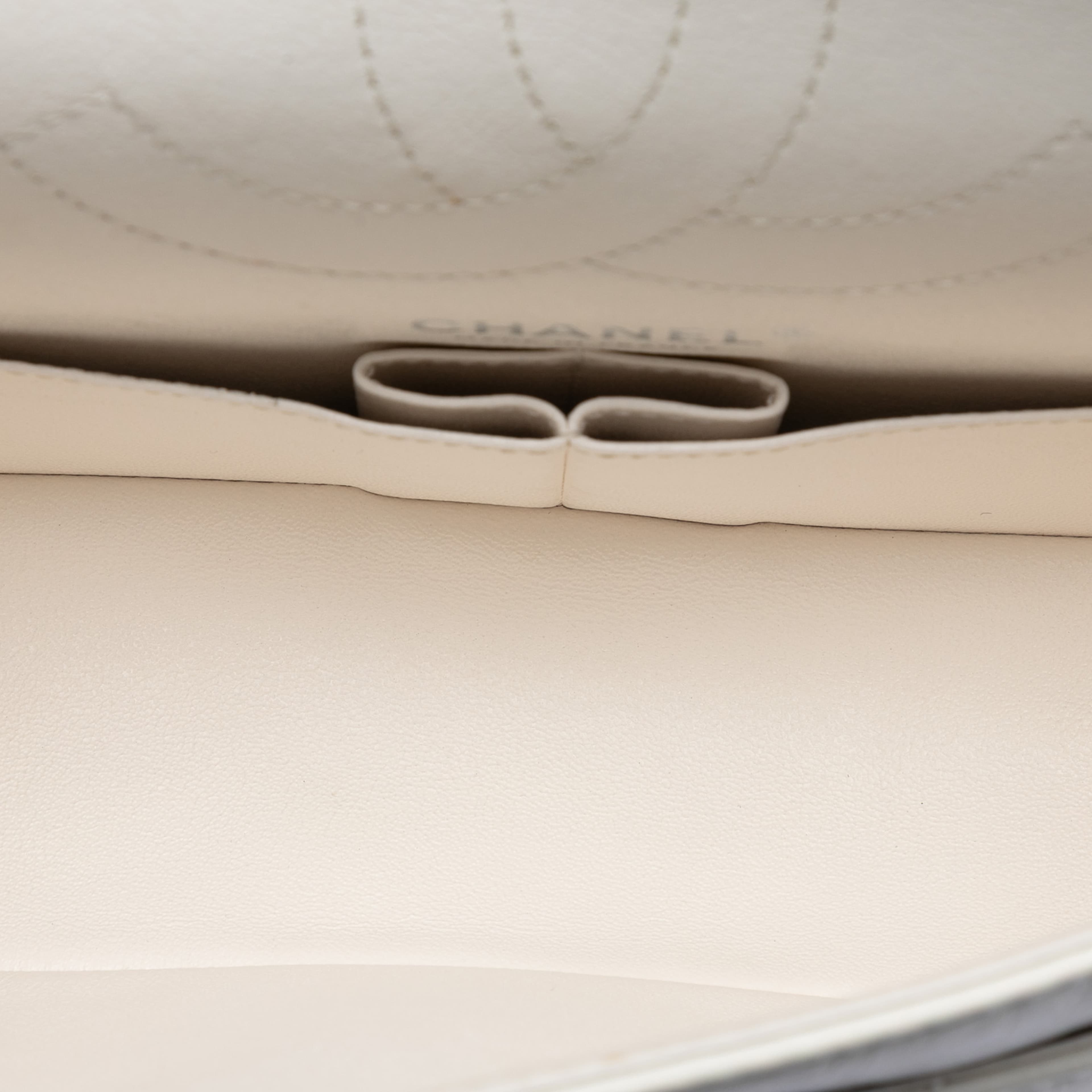 Chanel Quilted Aged Lambskin Leather 2.55 Reissue 225 Double Flap Bag, från Luxclusif, i färgen white. Klicka för att öppna bilden i stort format