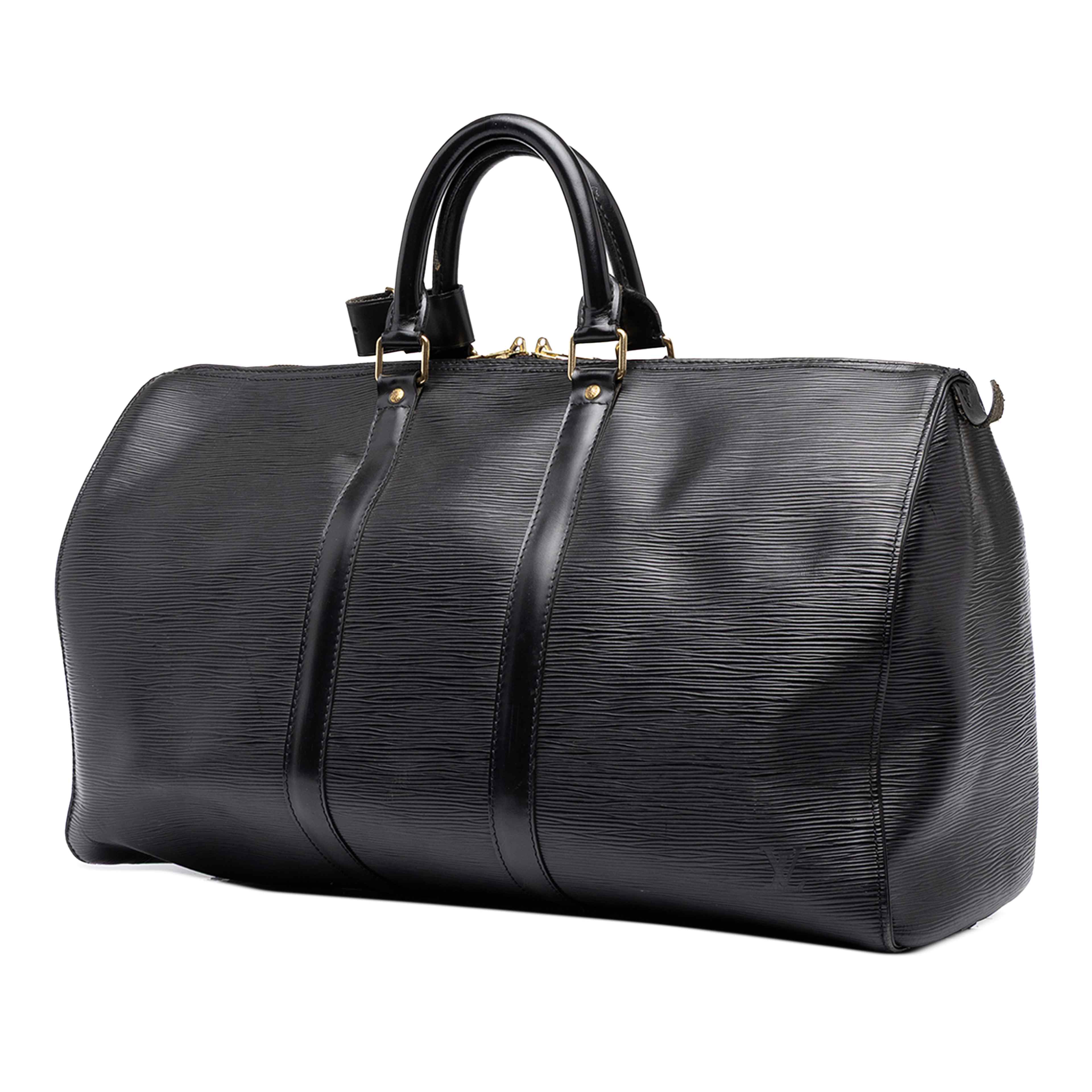 Louis Vuitton Epi Keepall 45, från Luxclusif, i färgen svart. Klicka för att öppna bilden i stort format