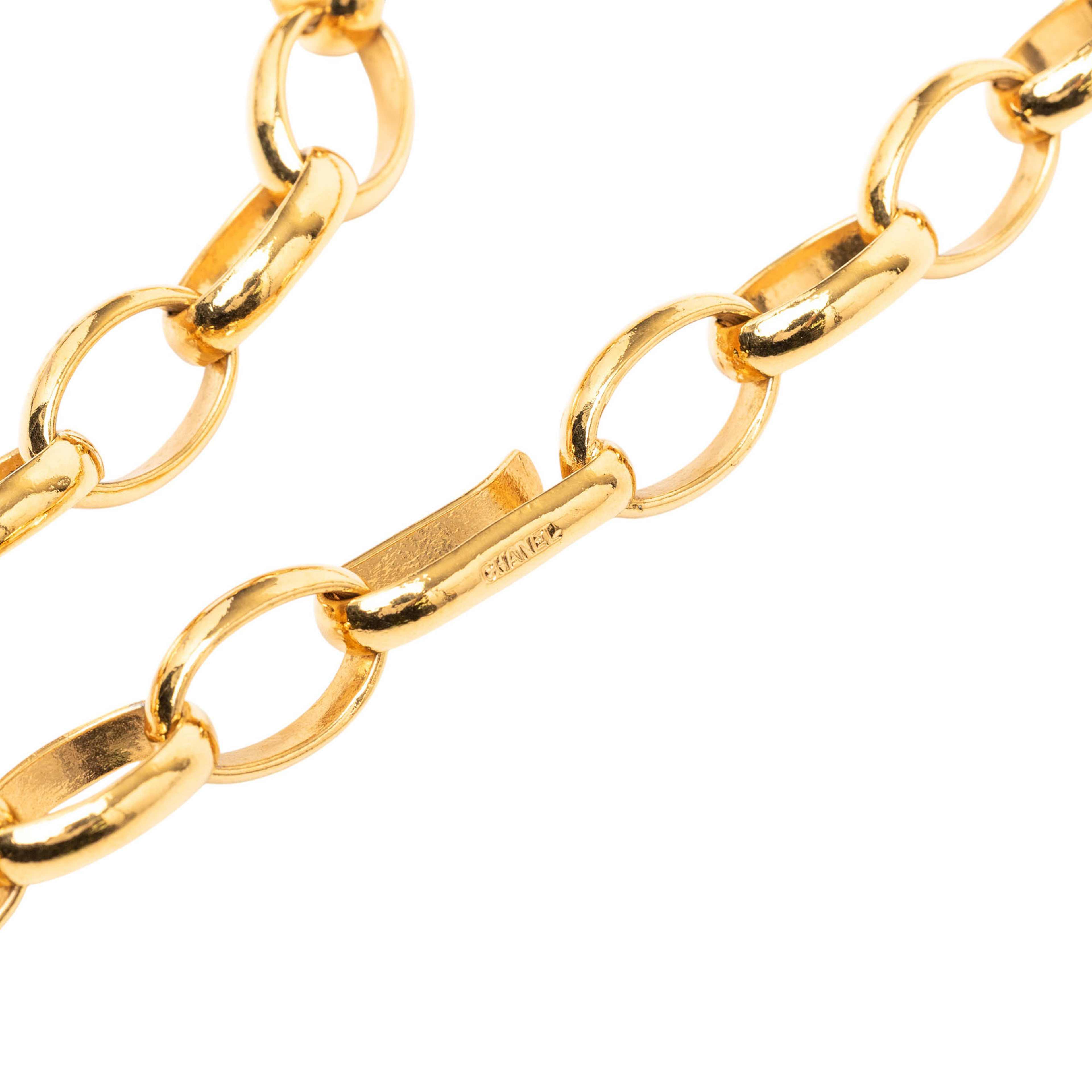 Chanel Gold Plated Cut Out Coco Medallion Pendant Necklace, från Luxclusif, i färgen gold. Klicka för att öppna bilden i stort format