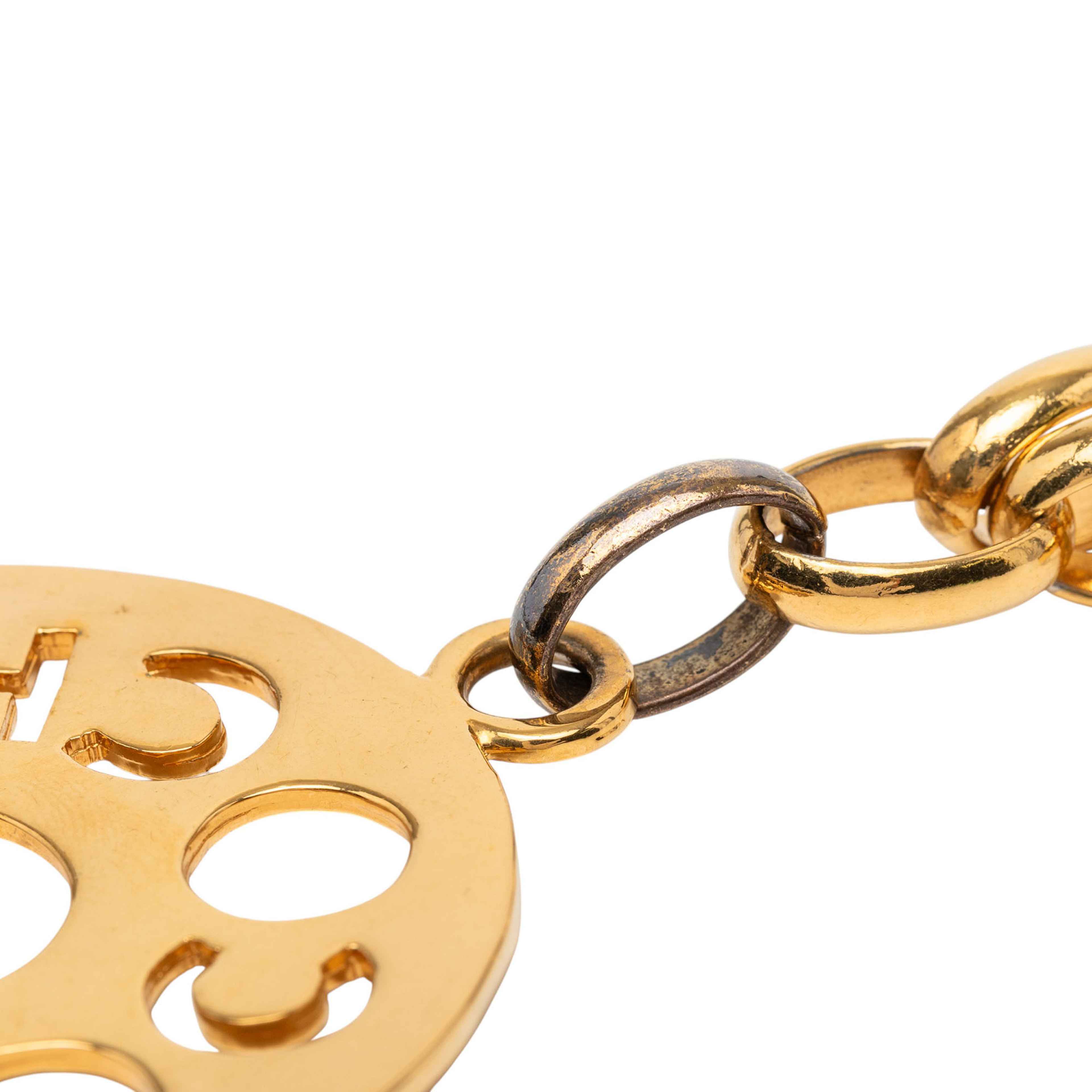 Chanel Gold Plated Cut Out Coco Medallion Pendant Necklace, från Luxclusif, i färgen gold. Klicka för att öppna bilden i stort format