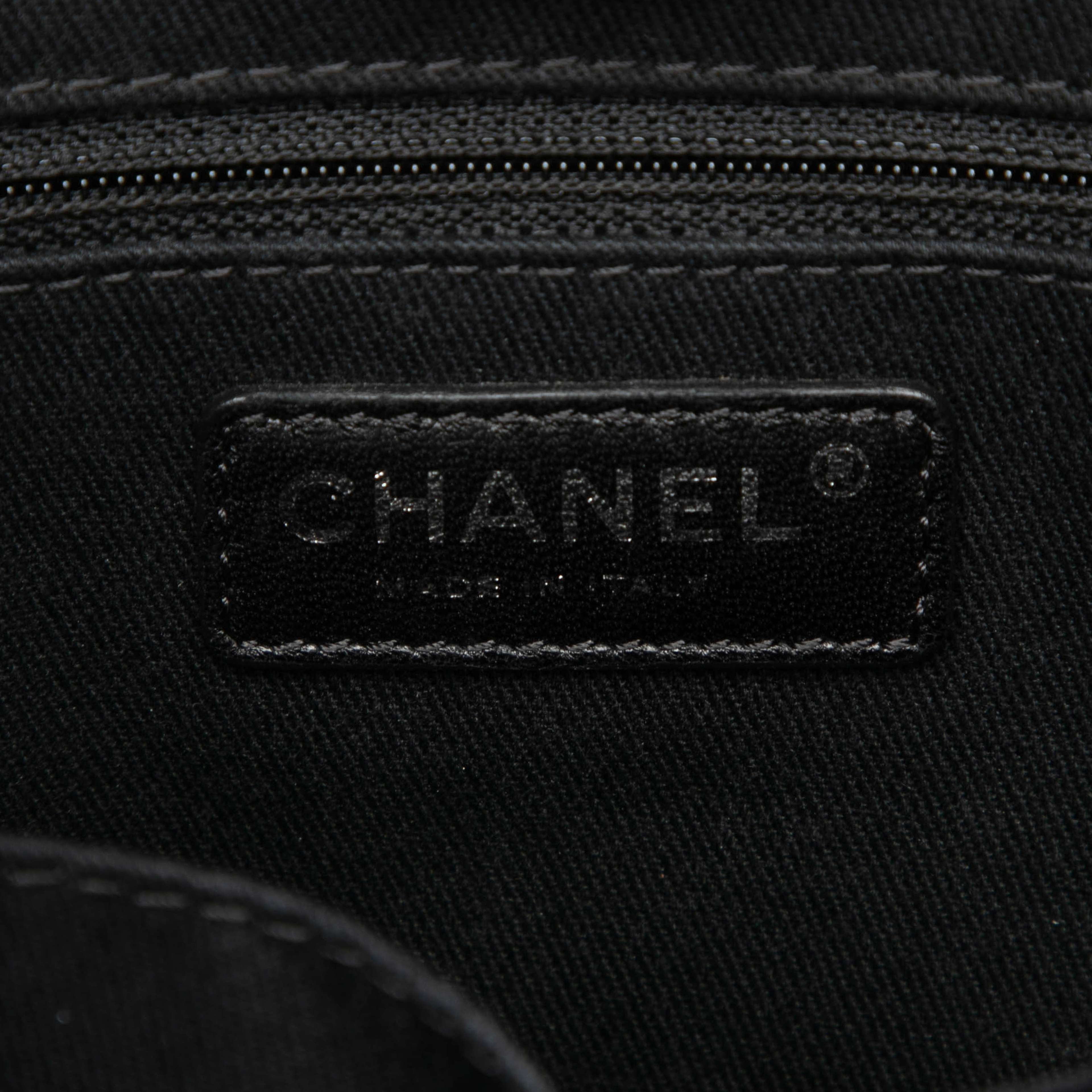 Chanel Mini Canvas Deauville Tote, från Luxclusif, i färgen grå. Klicka för att öppna bilden i stort format