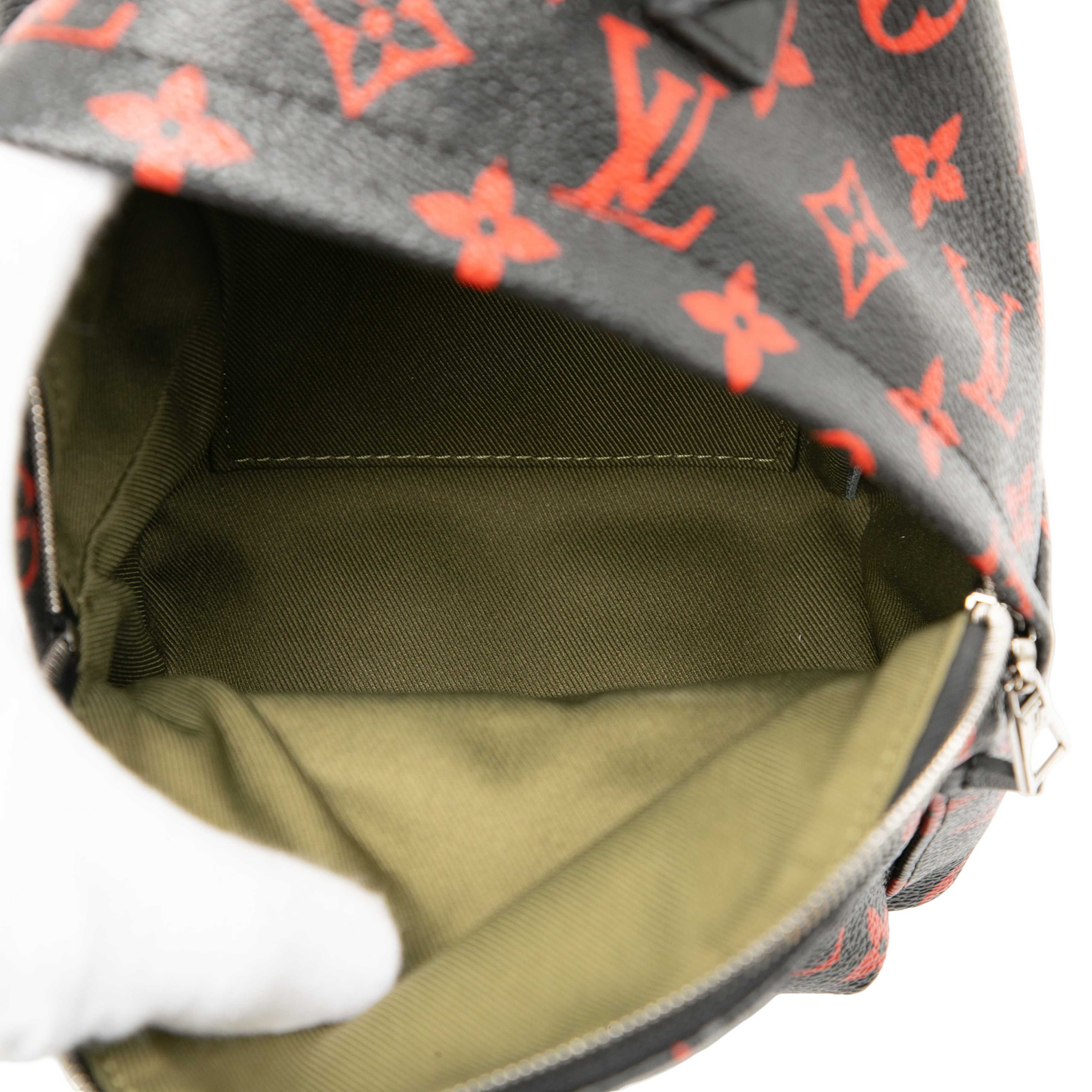 Louis Vuitton Limited Edition Monogram Infrarouge Mini Palm Springs, från Luxclusif, i färgen black. Klicka för att öppna bilden i stort format